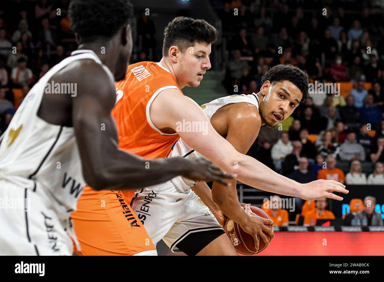 02.01.2024, Ratiopharm Arena, Neu-Ulm, GER, BBL, ratiopharm Ulm vs Basketball L?wen Braunschweig, im Bild Nicolas Bretzel (Ulm, #13), Sananda FRU (Braunschweig, #10) Foto ? Nordphoto GmbH / Hafner Banque D'Images