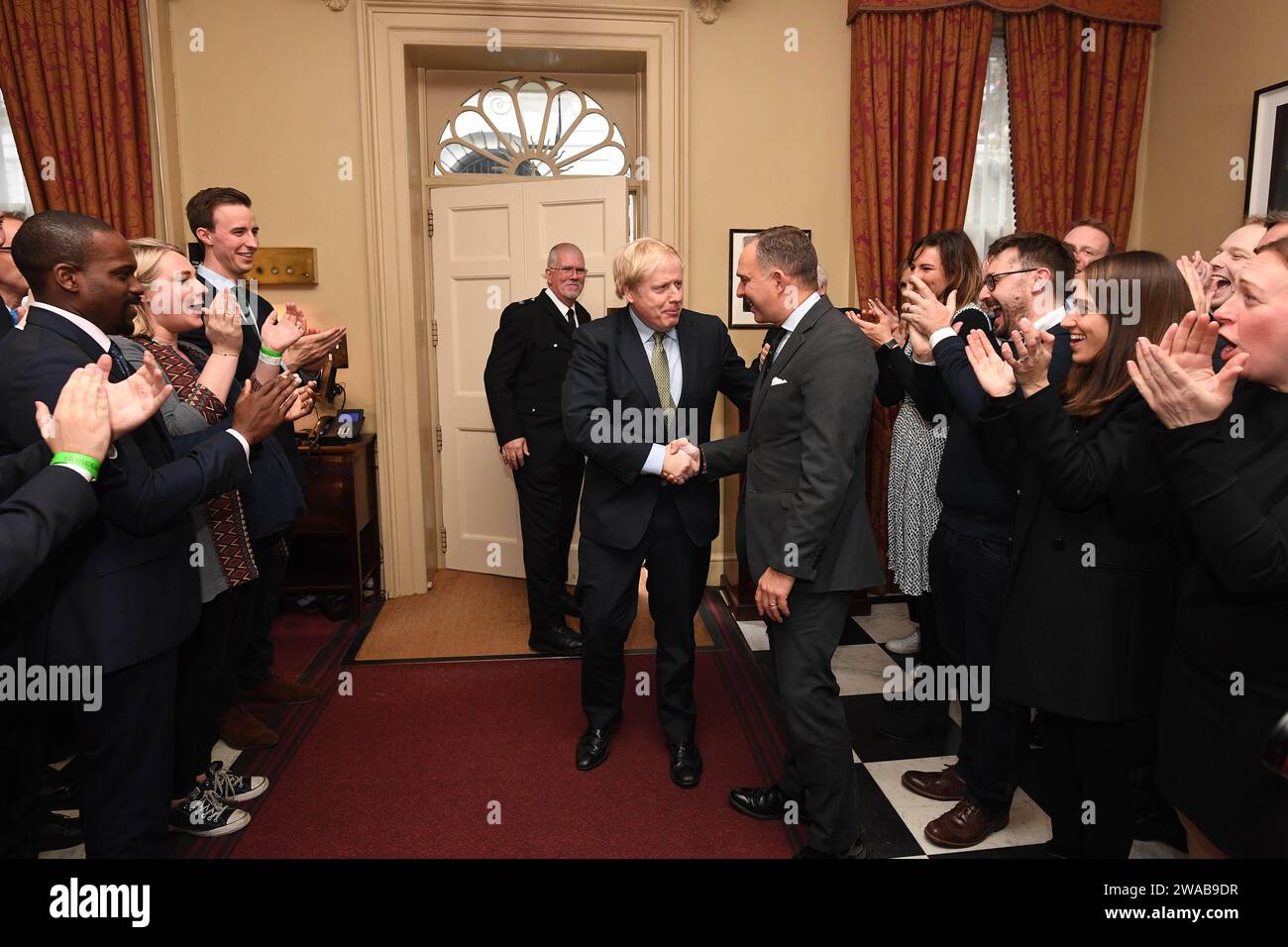 Image ©Licence à Parsons Media. 13/12/2019. Londres, Royaume-Uni. Boris Johnson remporte les élections générales de 2019. Boris Johnson nuit électorale. Boris Johnson nuit électorale. Le Premier ministre britannique Boris Johnson arrive au n°10 après avoir obtenu une majorité globale aux élections générales de 2019. Photo de Andrew Parsons / Parsons Media Banque D'Images