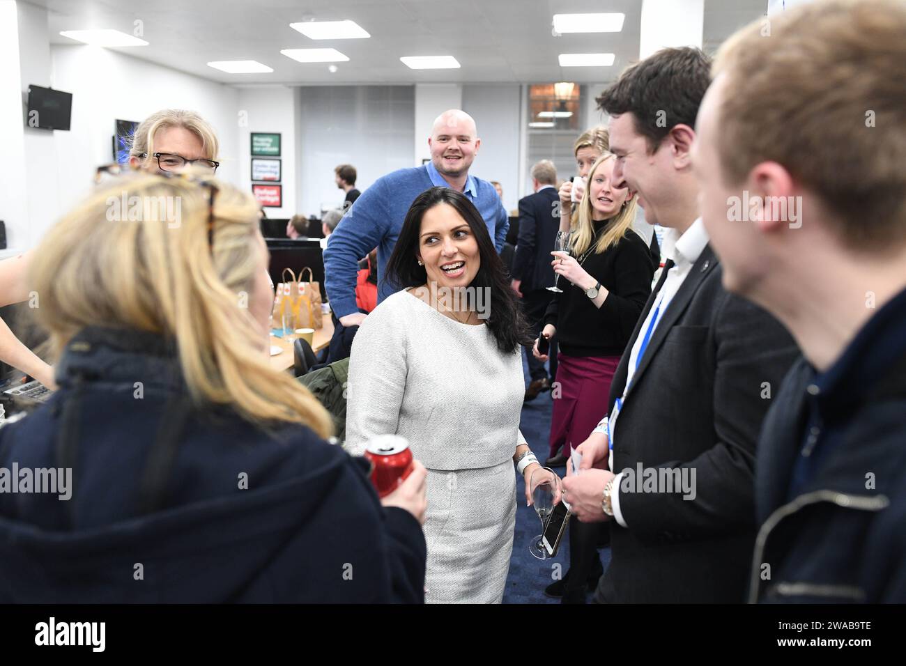 Image ©Licence à Parsons Media. 13/12/2019. Londres, Royaume-Uni. Boris Johnson remporte les élections générales de 2019. Boris Johnson nuit électorale. Le Premier ministre britannique Boris Johnson et sa partenaire Carrie Symonds au siège du Parti conservateur après que Boris ait obtenu une majorité de 80 sièges aux élections générales de 2019. Photo de Andrew Parsons / Parsons Media Banque D'Images