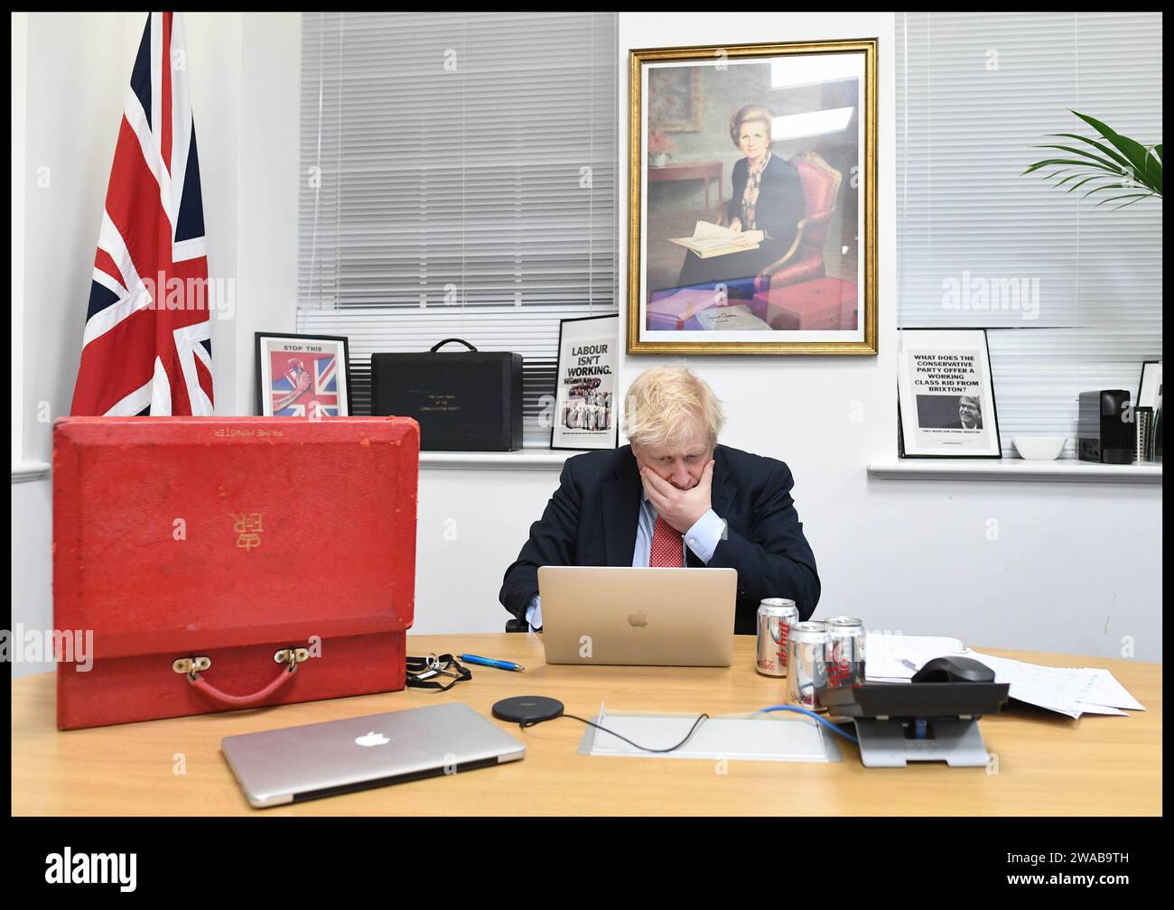 Image ©Licence à Parsons Media. 13/12/2019. Londres, Royaume-Uni. Boris Johnson remporte les élections générales de 2019. Boris Johnson nuit électorale. Le Premier ministre britannique Boris Johnson et sa partenaire Carrie Symonds au siège du Parti conservateur après que Boris ait obtenu une majorité de 80 sièges aux élections générales de 2019. Le Premier ministre britannique Boris Johnson célèbre au CCHQ lorsqu'il a annoncé qu'il avait la majorité globale aux élections générales de 2019. Photo de Andrew Parsons / Parsons Media Banque D'Images