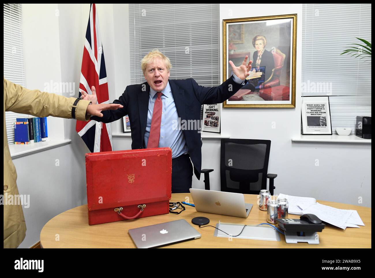 Image ©Licence à Parsons Media. 13/12/2019. Londres, Royaume-Uni. Boris Johnson remporte les élections générales de 2019. Boris Johnson nuit électorale. Le Premier ministre britannique Boris Johnson et sa partenaire Carrie Symonds au siège du Parti conservateur après que Boris ait obtenu une majorité de 80 sièges aux élections générales de 2019. Le Premier ministre britannique Boris Johnson célèbre au CCHQ lorsqu'il a annoncé qu'il avait la majorité globale aux élections générales de 2019. Photo de Andrew Parsons / Parsons Media Banque D'Images