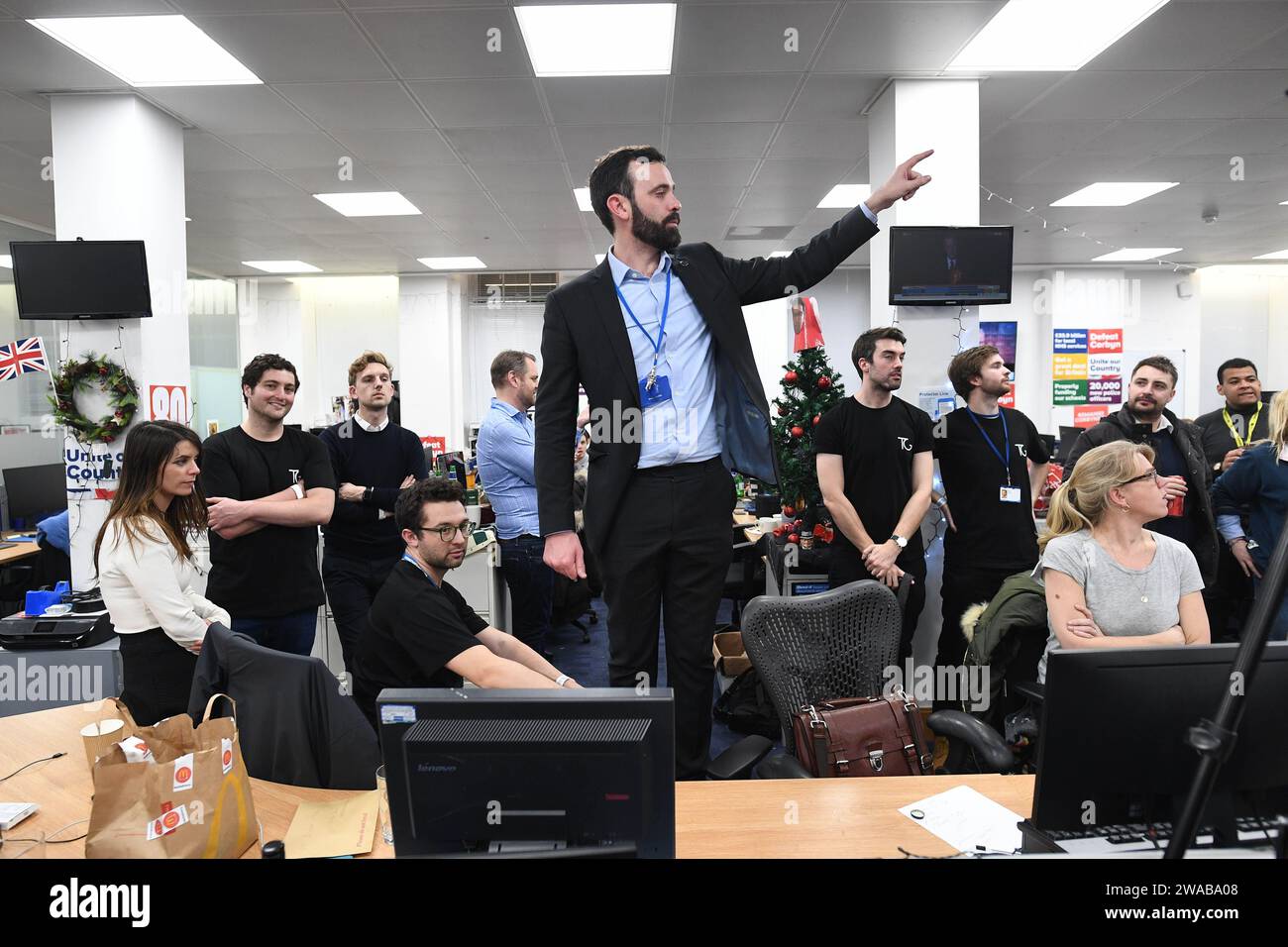 Image ©Licence à Parsons Media. 13/12/2019. Londres, Royaume-Uni. Boris Johnson remporte les élections générales de 2019. Boris Johnson nuit électorale. Le Premier ministre britannique Boris Johnson et sa partenaire Carrie Symonds au siège du Parti conservateur après que Boris ait obtenu une majorité de 80 sièges aux élections générales de 2019. Le Premier ministre britannique Boris Johnson célèbre au CCHQ lorsqu'il a annoncé qu'il avait la majorité globale aux élections générales de 2019. Isaac Levido photo de Andrew Parsons / Parsons Media Banque D'Images