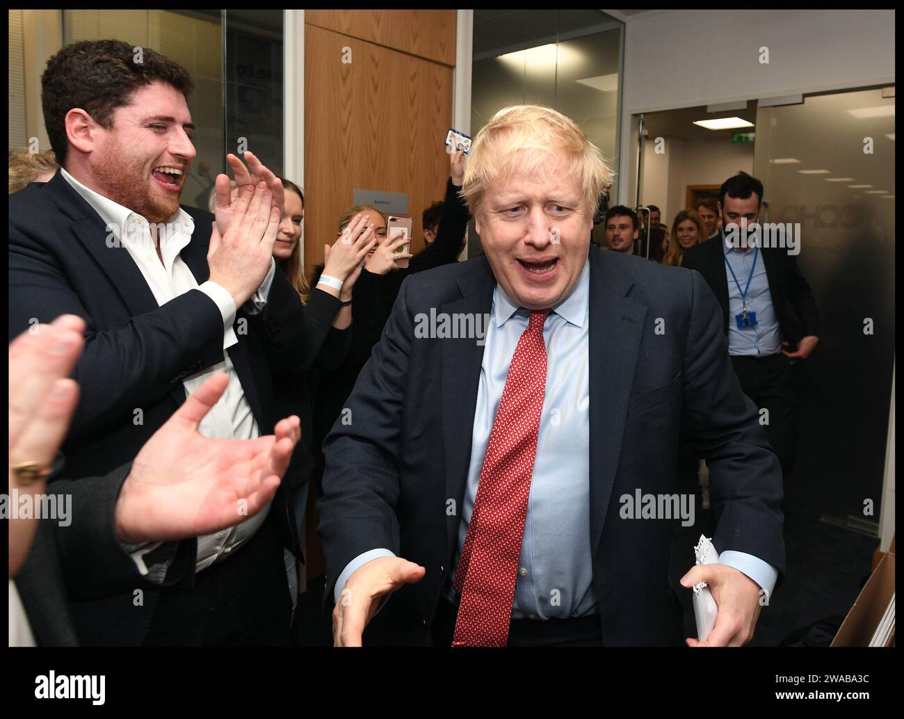 Image ©Licence à Parsons Media. 13/12/2019. Londres, Royaume-Uni. Boris Johnson remporte les élections générales de 2019. Boris Johnson nuit électorale. Le Premier ministre britannique Boris Johnson et sa partenaire Carrie Symonds au siège du Parti conservateur après que Boris ait obtenu une majorité de 80 sièges aux élections générales de 2019. Photo de Andrew Parsons / Parsons Media Banque D'Images