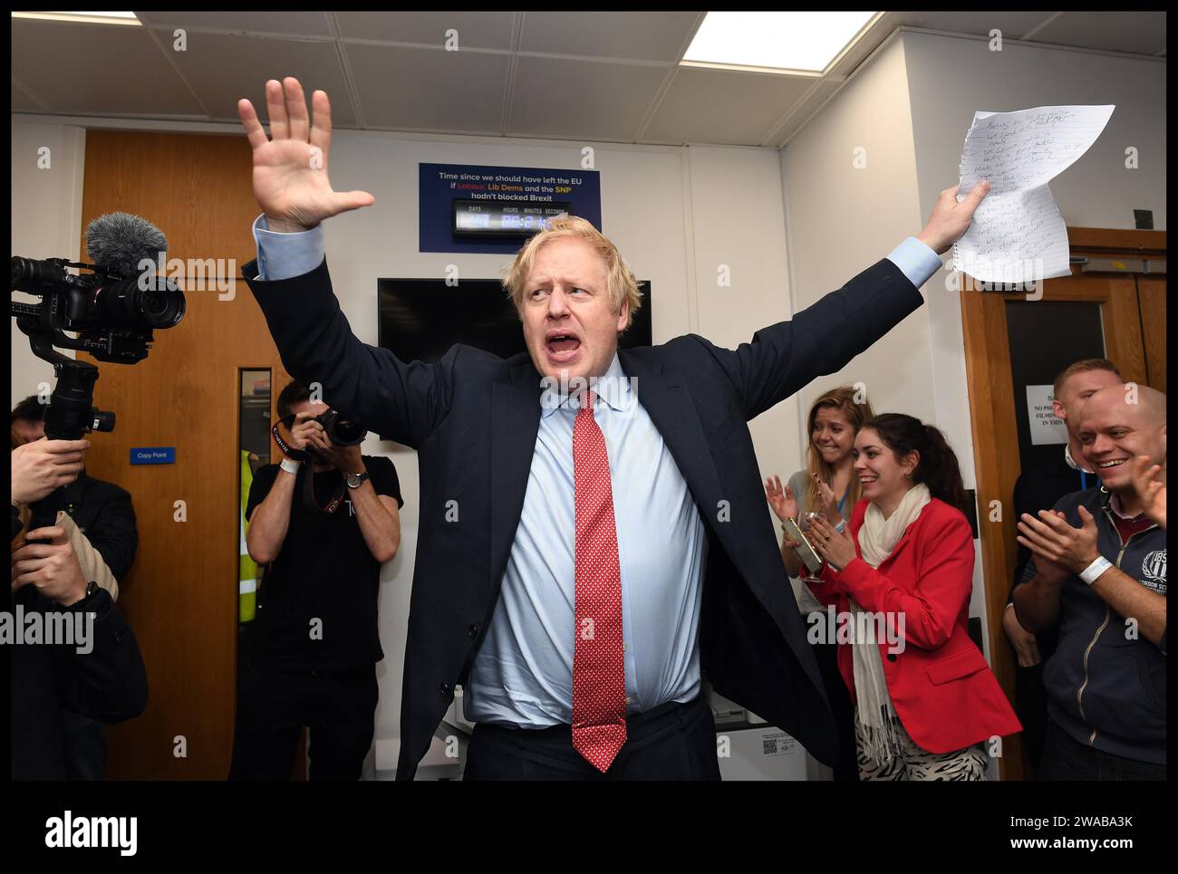 Image ©Licence à Parsons Media. 13/12/2019. Londres, Royaume-Uni. Boris Johnson remporte les élections générales de 2019. Boris Johnson nuit électorale. Le Premier ministre britannique Boris Johnson et sa partenaire Carrie Symonds au siège du Parti conservateur après que Boris ait obtenu une majorité de 80 sièges aux élections générales de 2019. Photo de Andrew Parsons / Parsons Media Banque D'Images