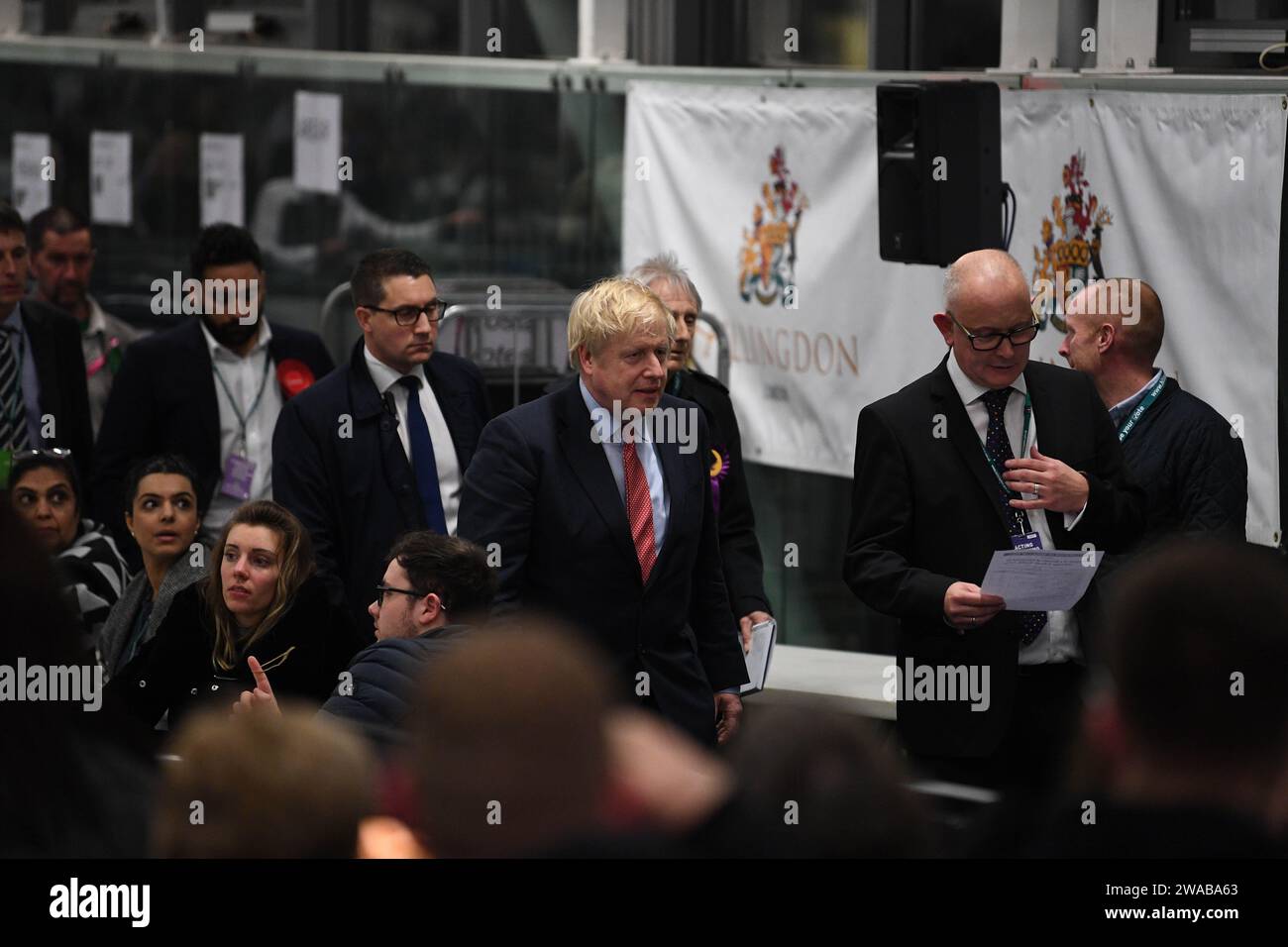 Image ©Licence à Parsons Media. 13/12/2019. Londres, Royaume-Uni. Boris Johnson remporte les élections générales de 2019. Boris Johnson nuit électorale. Le Premier ministre britannique Boris Johnson et sa partenaire Carrie Symonds lors de son décompte dans sa circonscription électorale le soir des élections à Uxbridge surveillent les élections de 2019 après que Boris obtienne une majorité de 80 sièges aux élections générales de 2019. Photo de Andrew Parsons / Parsons Media Banque D'Images