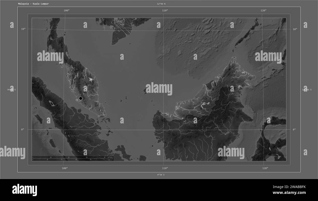 Malaisie mise en évidence sur une carte d'altitude en niveaux de gris avec la carte des lacs et des rivières avec le point de la capitale du pays, la grille cartographique, l'échelle de distance et ma Banque D'Images