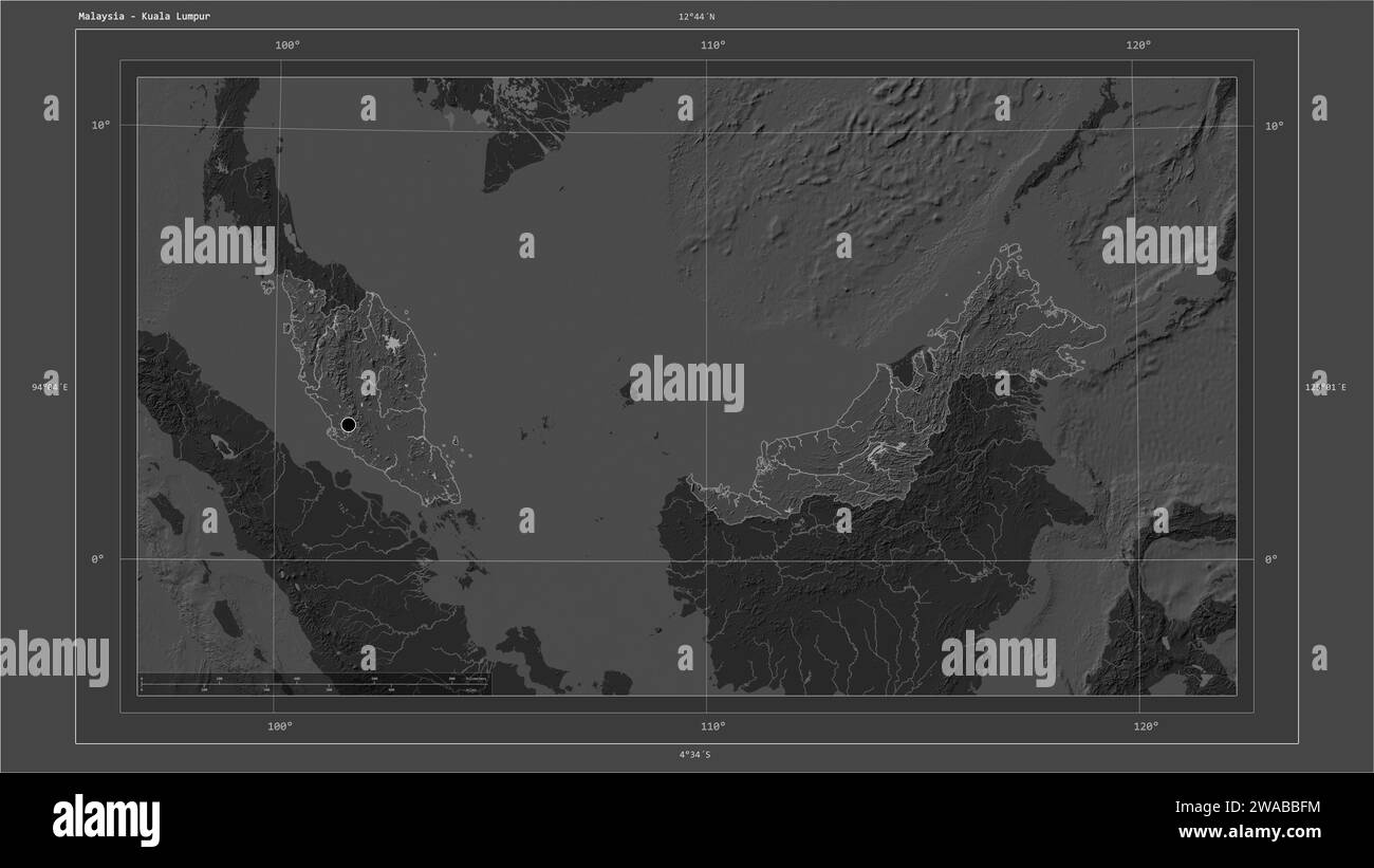 La Malaisie est mise en évidence sur une carte d'altitude à deux niveaux avec la carte des lacs et des rivières avec le point de la capitale du pays, la grille cartographique, l'échelle de distance et la carte Banque D'Images