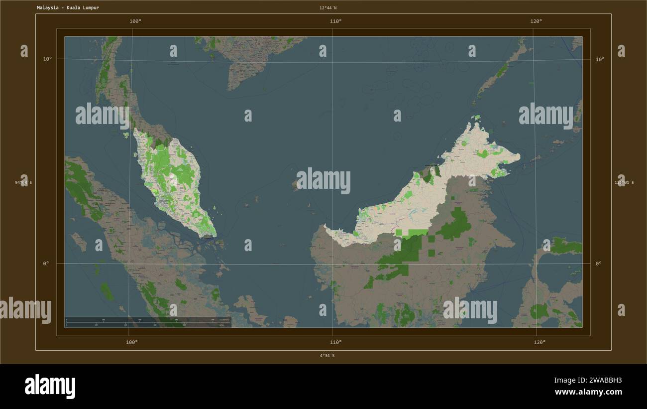 Malaisie mise en évidence sur une carte topographique de style OSM France avec le point de la capitale du pays, grille cartographique, échelle de distance et carte frontière coo Banque D'Images
