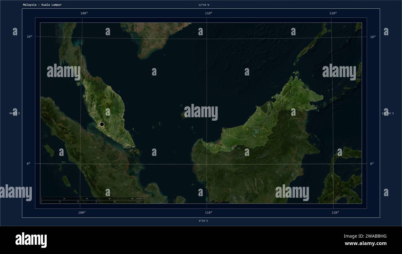 La Malaisie a mis en évidence sur une carte satellite à basse résolution avec le point de la capitale du pays, la grille cartographique, l'échelle de distance et la carte frontière cordina Banque D'Images