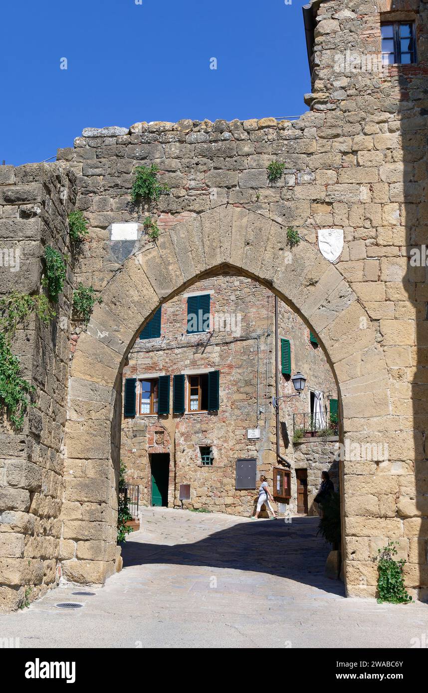 Porta Sant'Agata dans le village de Monticchiello, Val d'Orcia, Toscane, Ital Banque D'Images