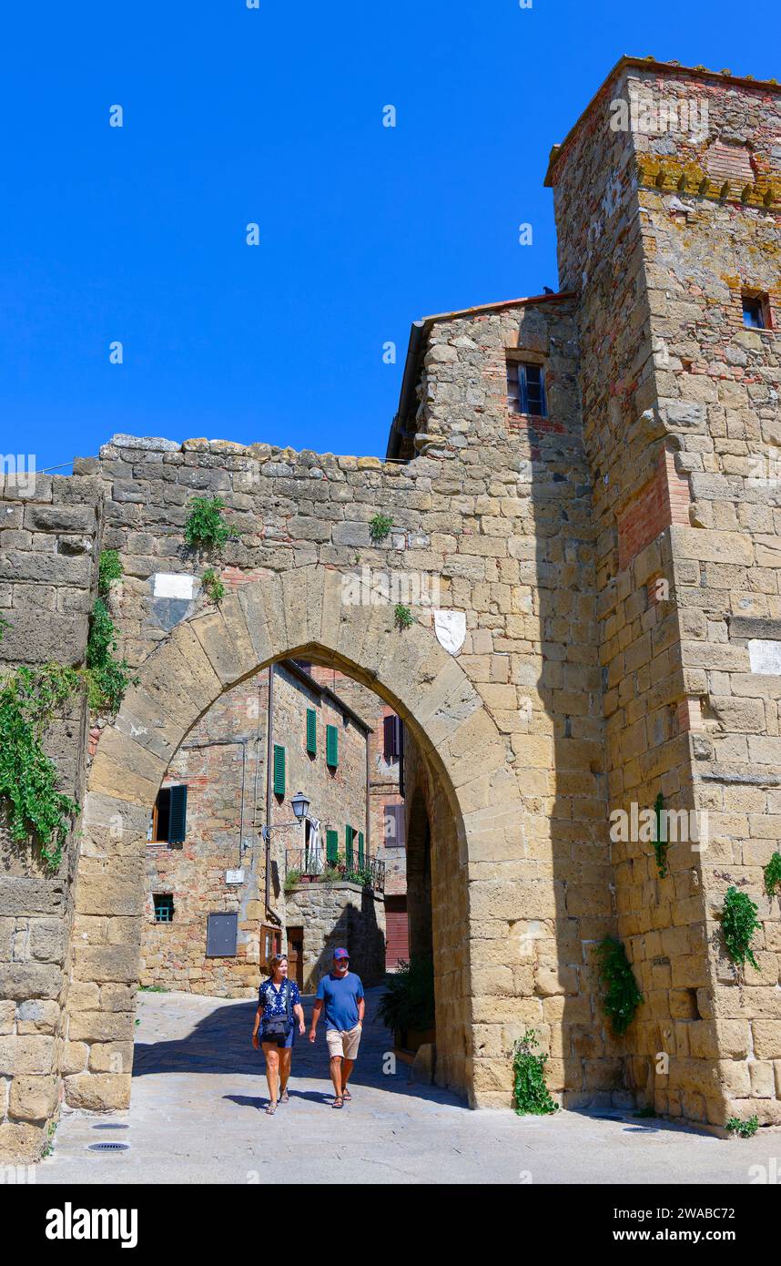Porta Sant'Agata dans le village de Monticchiello, Val d'Orcia, Toscane, Ital Banque D'Images