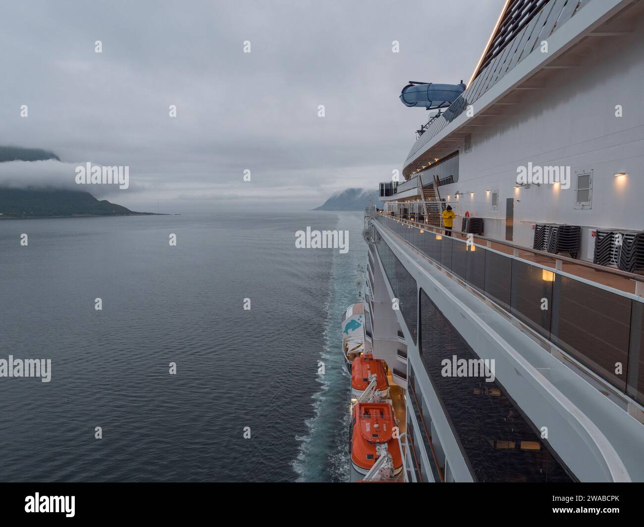 Vue générale des embarcations de sauvetage sur le côté du MSC Euribia lors de la navigation sur les remords Geiranger, Norvège. Banque D'Images