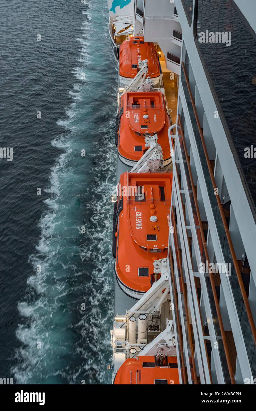 Vue générale des embarcations de sauvetage sur le côté du MSC Euribia lors de la navigation sur les remords Geiranger, Norvège. Banque D'Images