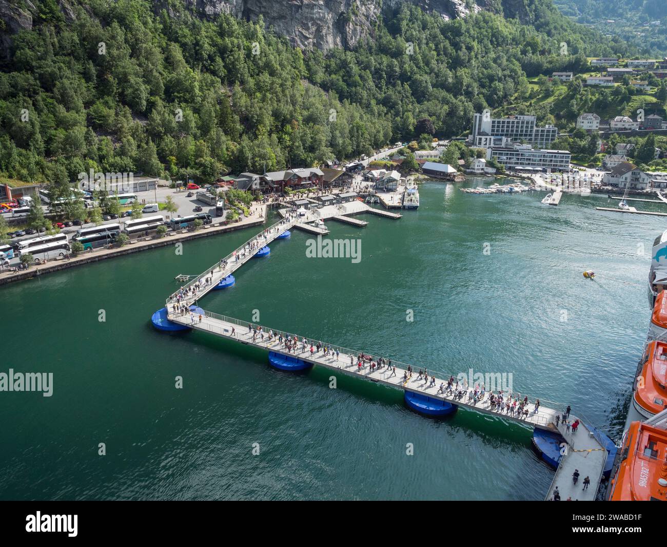 Regardant vers le bas sur le ponton flottant/d'amarrage de la awalk s'est déplacé vers le côté du MSC Euribia pour permettre aux passagers de débarquer à Geiranger, en Norvège. Banque D'Images