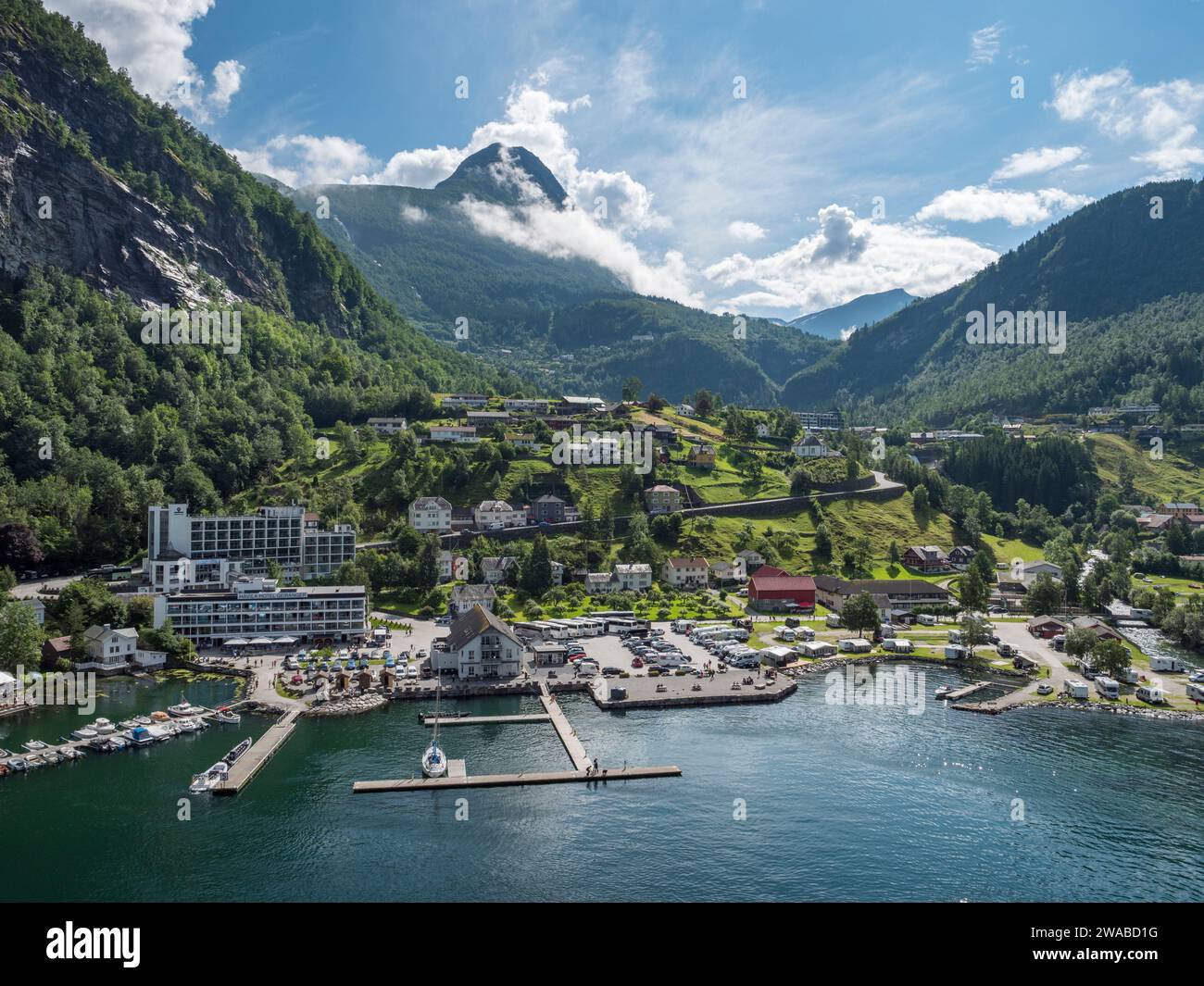 La ville norvégienne de Geiranger vue depuis le pont d'un navire croustillant, la Norvège avec le Dalsnibba au loin.. Banque D'Images