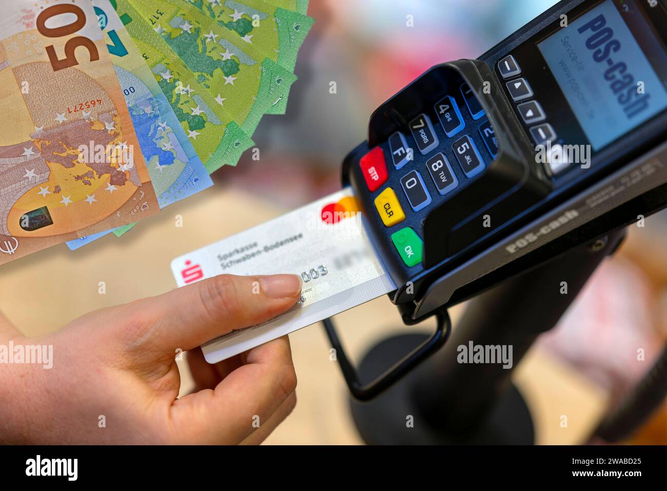 03.01.2024, Statt Bargeld. Frau bezahlt mit der EC-Karte im Geschäft. Fotomontage 03.01.2024 