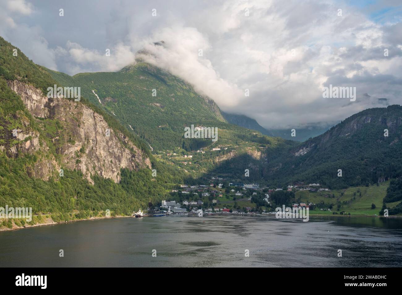 La ville norvégienne de Geiranger vue depuis le pont d'un navire croustillant, la Norvège avec le Dalsnibba au loin.. Banque D'Images