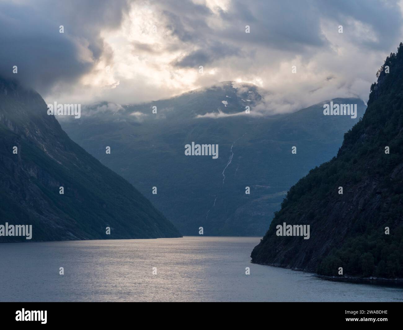 Vue en fin de soirée regardant vers le bas Geirangerfjorden tout en quittant Geiranger, Norvège. Banque D'Images