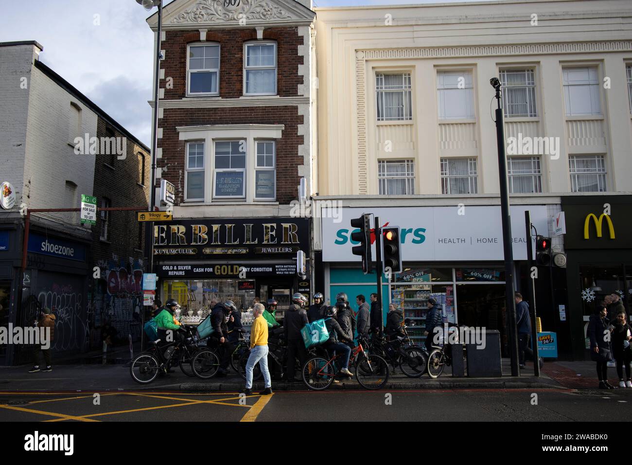 Seven Sisters, High Road, par une soirée hivernage animée de la Saint