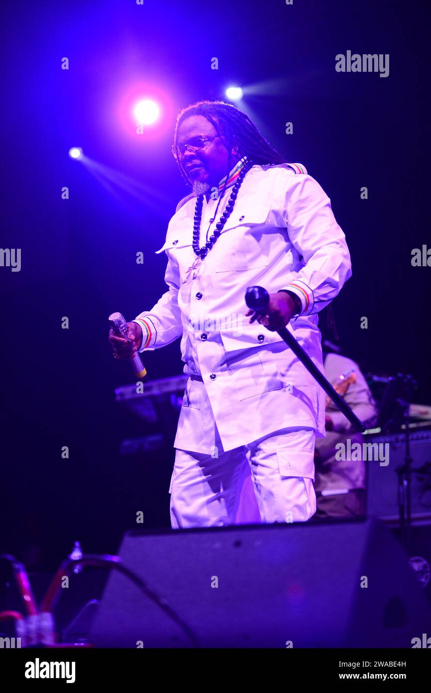 MIRAMAR, FLORIDE - DÉCEMBRE 31 : Luciano, chanteur de Roots Reggae, joue en direct sur scène au concert de célébration du nouvel an 2024, organisé par le commissaire Maxwell B. Chambers de la ville de Miramar au Miramar Regional Park Amphitheater le 31 décembre 2023 à Miramar, Floride. (Photo de JL/Sipa USA) Banque D'Images