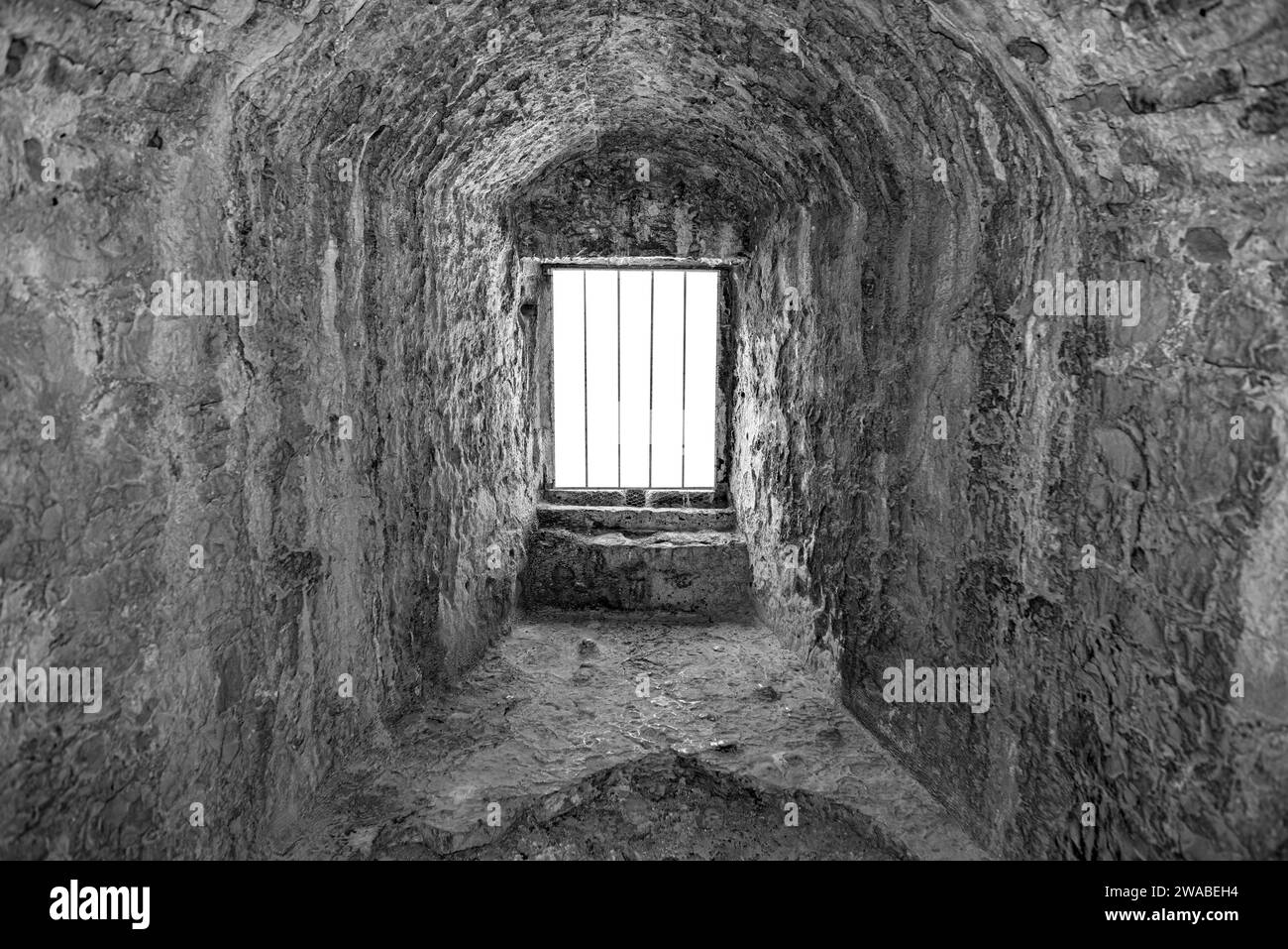 Fenêtre avec barres dans une forteresse. Banque D'Images Fenêtre avec barres dans une forteresse. Banque D'Images