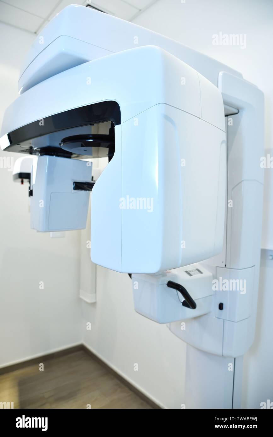 Tomographe panoramique par ordinateur à céphalostat. Machine à rayons X pour la création de tomographie. Dentisterie et concept de soins de santé. Banque D'Images