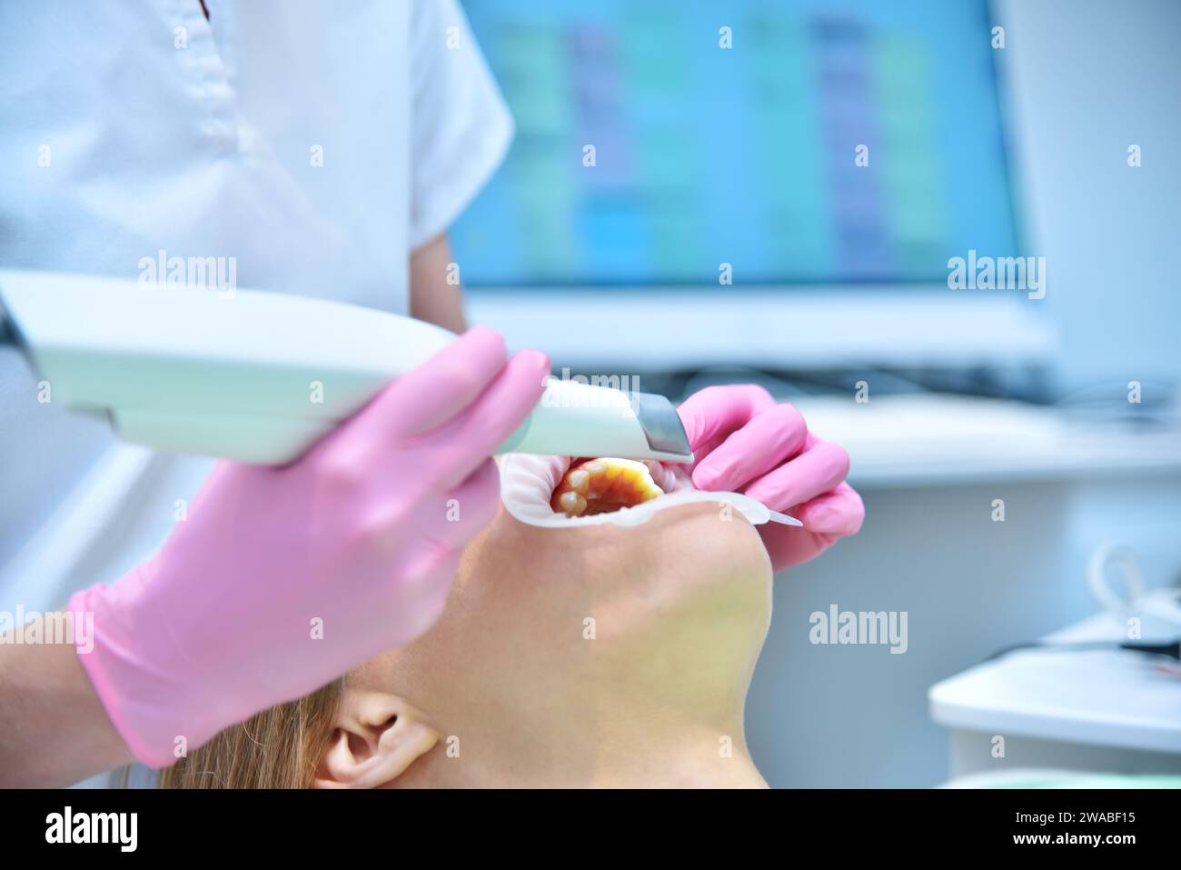 Orthodontiste scanner les dents avec la machine de balayage 3d en clinique dentaire. Art dentaire moderne et concept de soins de santé. Gros plan Banque D'Images