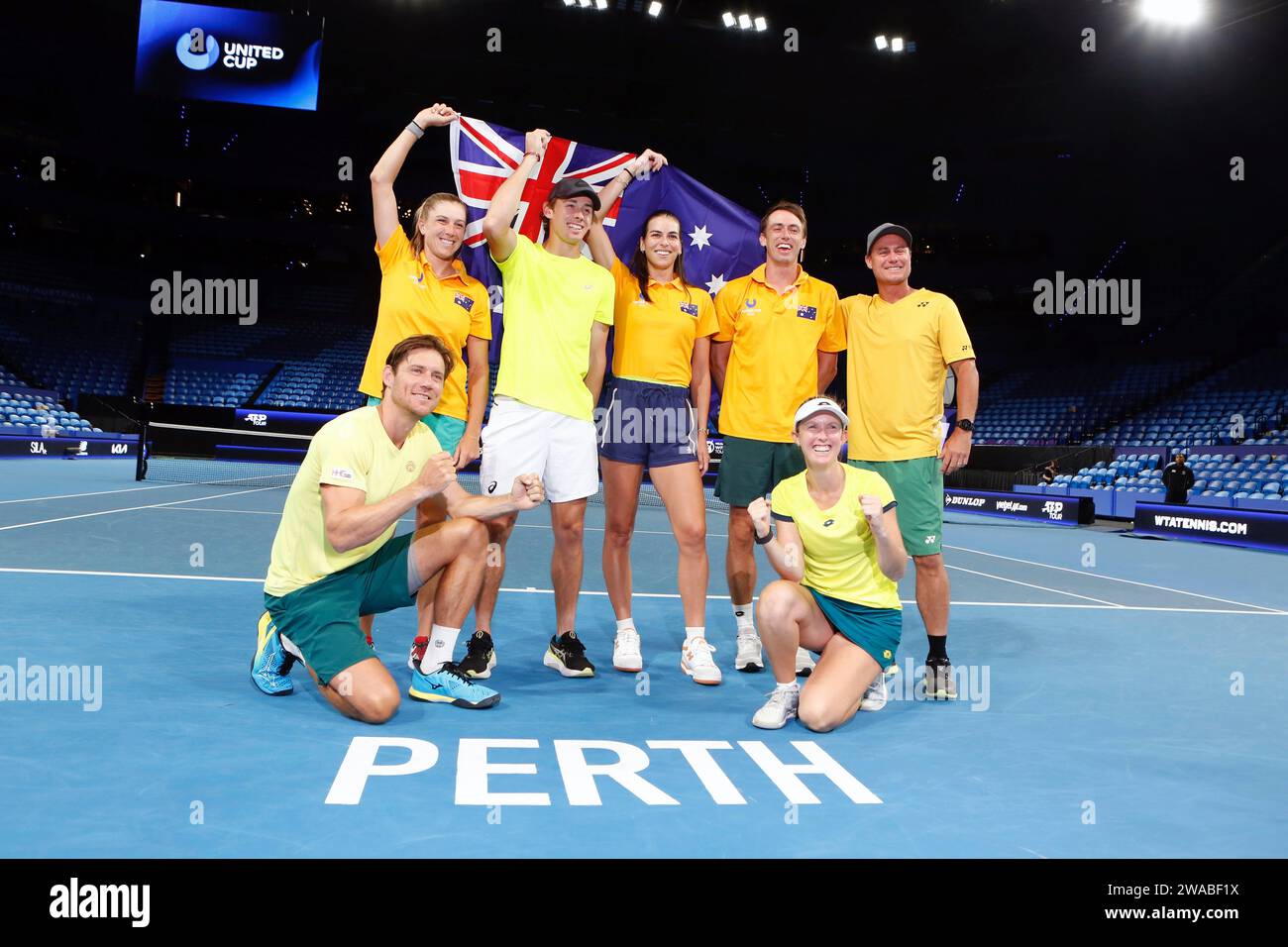 Perth, Australie. 3 janvier 2024. L'équipe d'Australie pose pour des photos après le quart de finale entre l'Australie et la Serbie à la coupe unie 2024 à Perth, Australie, le 3 janvier 2024. Crédit : Zhou Dan/Xinhua/Alamy Live News Banque D'Images