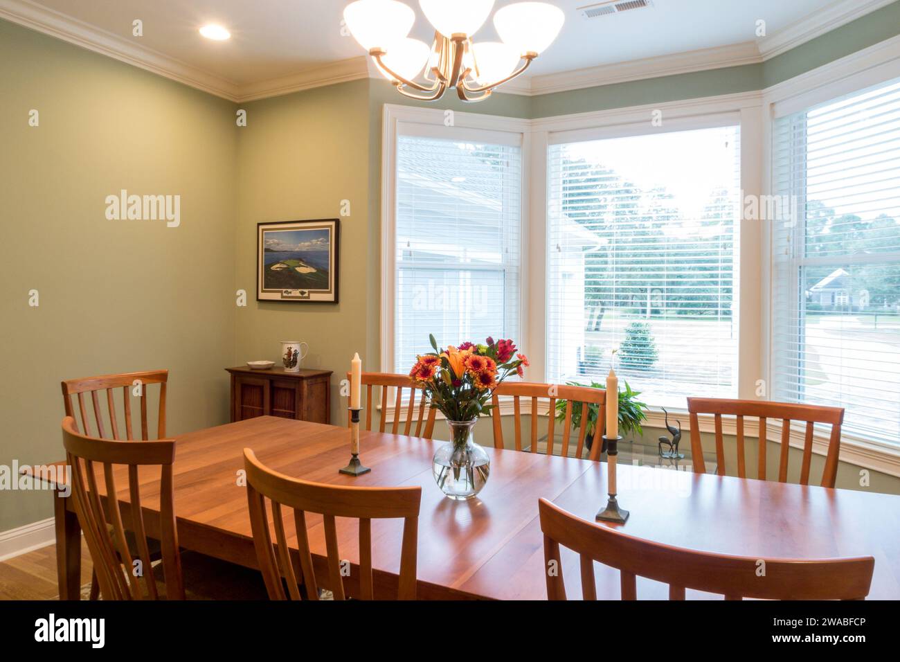 Grande salle à manger de banlieue dispose d'une table en bois avec des sièges pour huit, Caroline du Sud, États-Unis. Banque D'Images