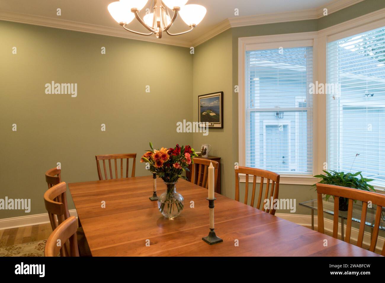 Grande salle à manger de banlieue dispose d'une table en bois avec des sièges pour huit, Caroline du Sud, États-Unis. Banque D'Images