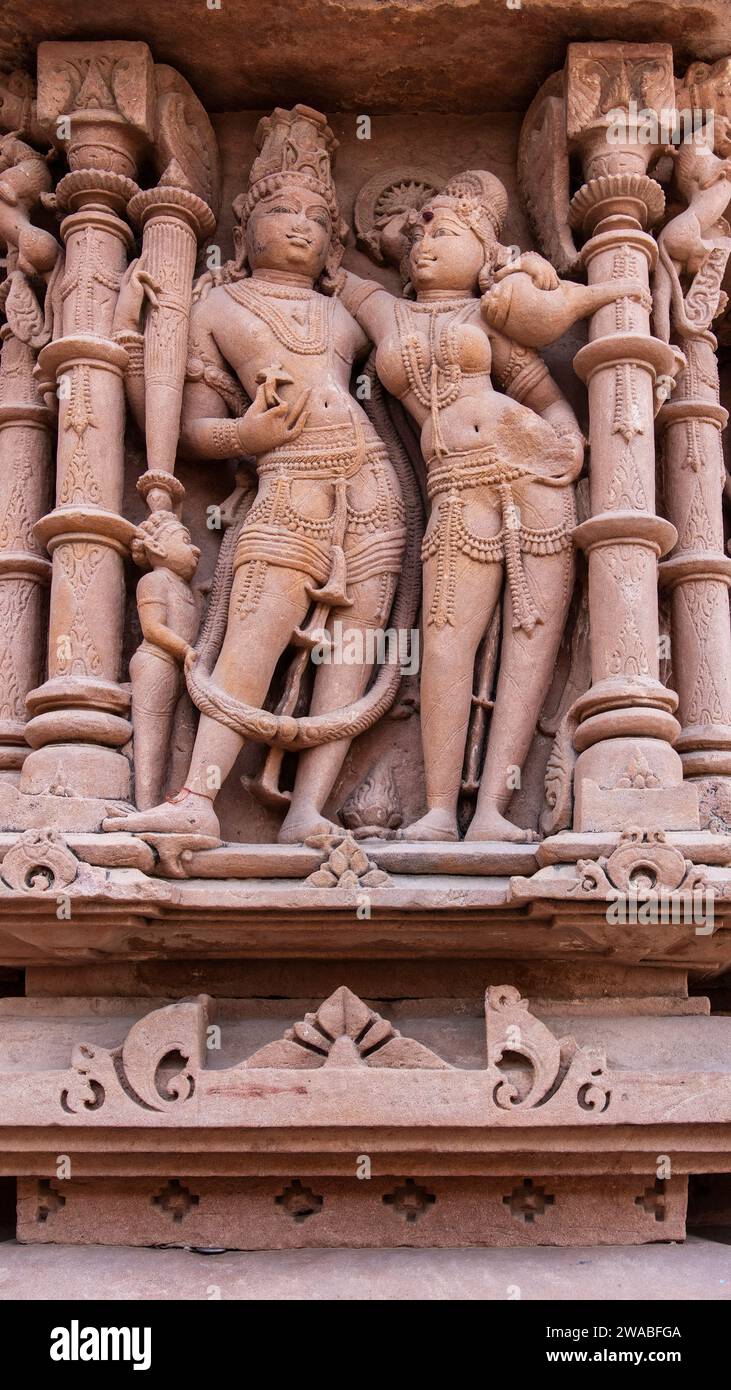 Les temples Osian, situés au Rajasthan, en Inde, sont un groupe d'anciens temples hindous et jaïns. Sculptures de dieux hindous n déesses sur les murs Banque D'Images