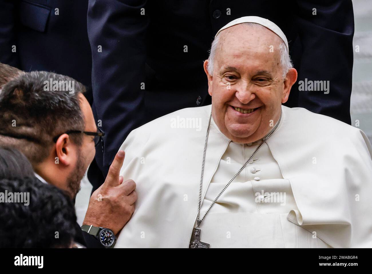 Cité du Vatican, Cité du Vatican. 03 janvier 2024. Le Pape François salue les fidèles à la fin de son audience générale hebdomadaire dans la salle Paul VI du Vatican, le 3 janvier 2024. Crédit : Riccardo de Luca - Update Images/Alamy Live News Banque D'Images