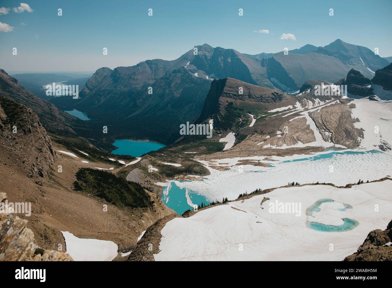 Vue sur le lac de glacier avec des montagnes tout autour. Banque D'Images