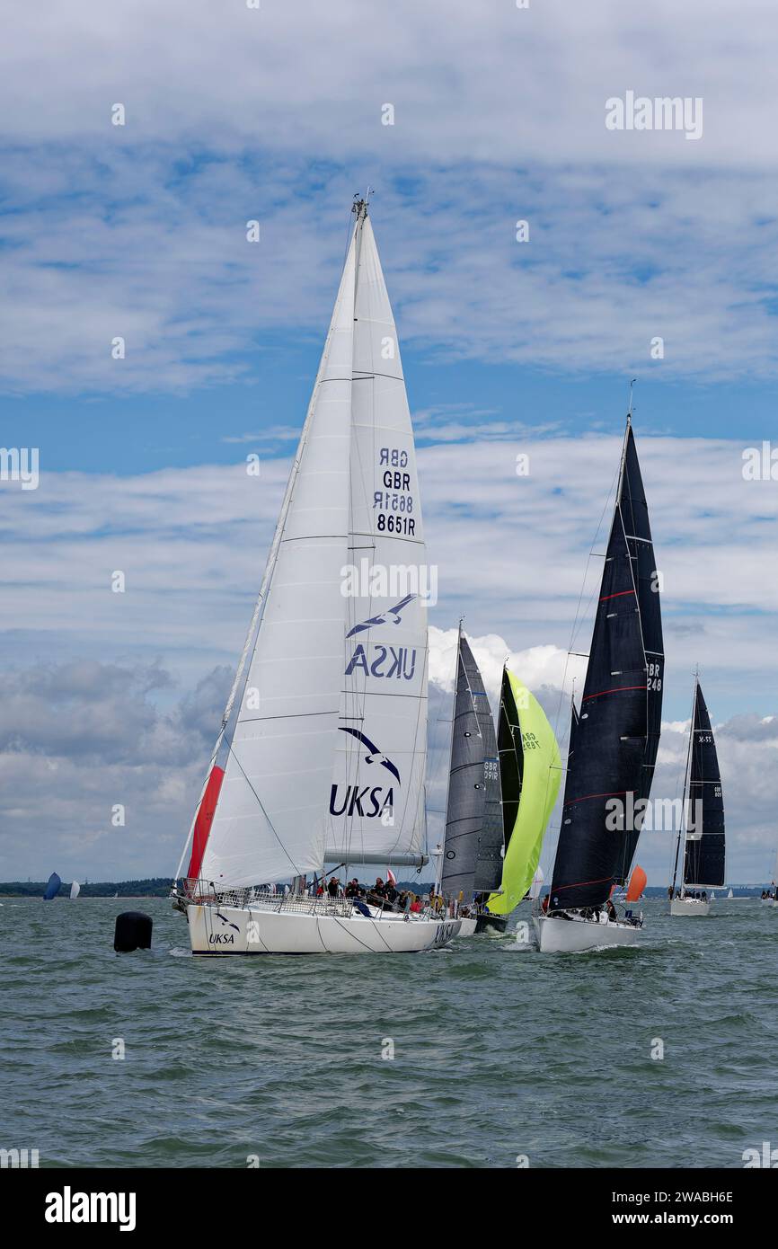 UK Sailing Association Sailing Yacht Whirlwind 2, GBR8651R un Farr Millenium 65 tourne à une bouée de marquage lors d'une course de voiliers à la Cowes week Banque D'Images