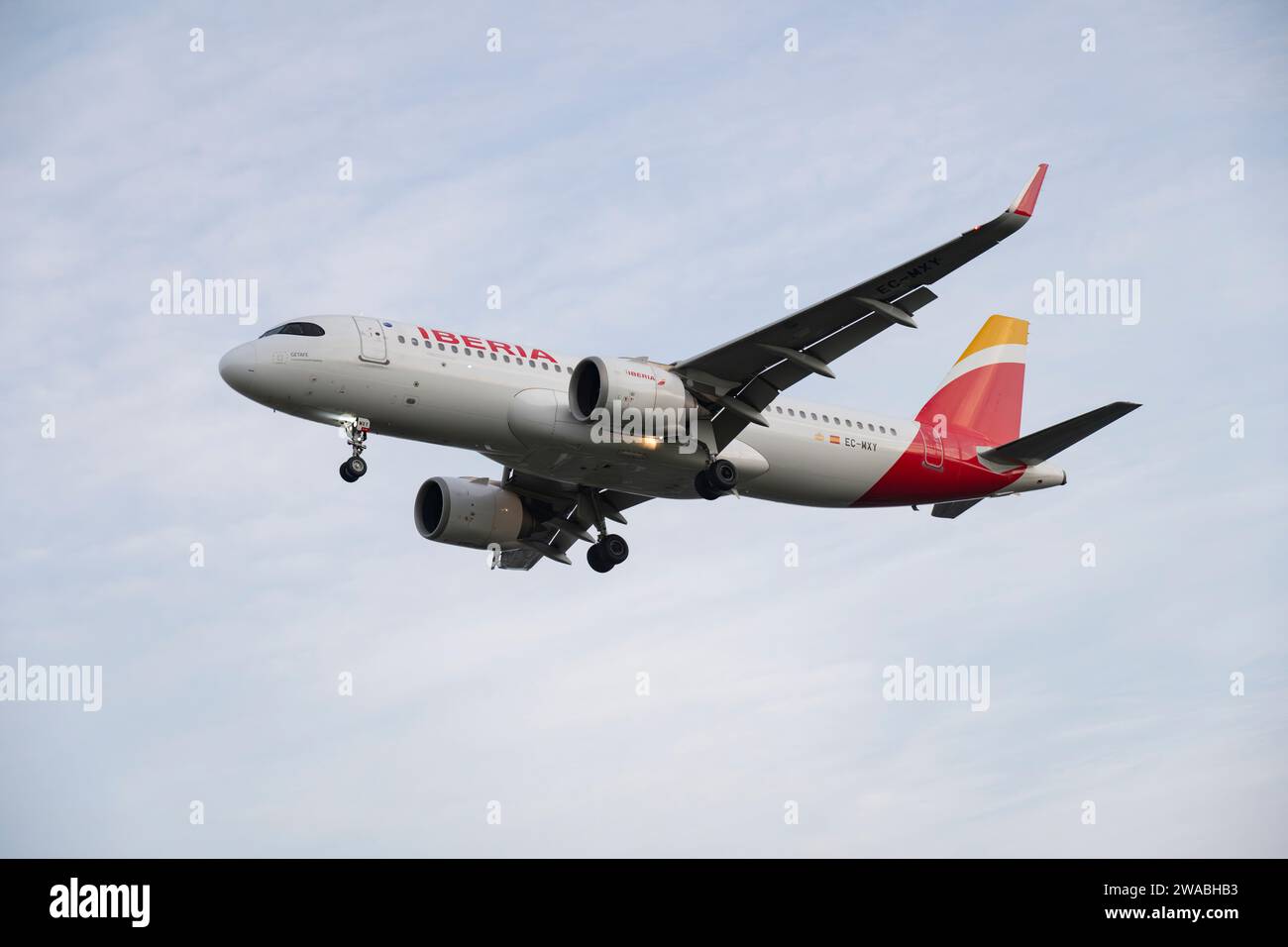 Espagnol Iberia Airbus A320neo Passenger Jet enregistrement EC-MXY en courte finale pour un atterrissage sur la piste 27L à l'aéroport de Londres Heathrow Banque D'Images