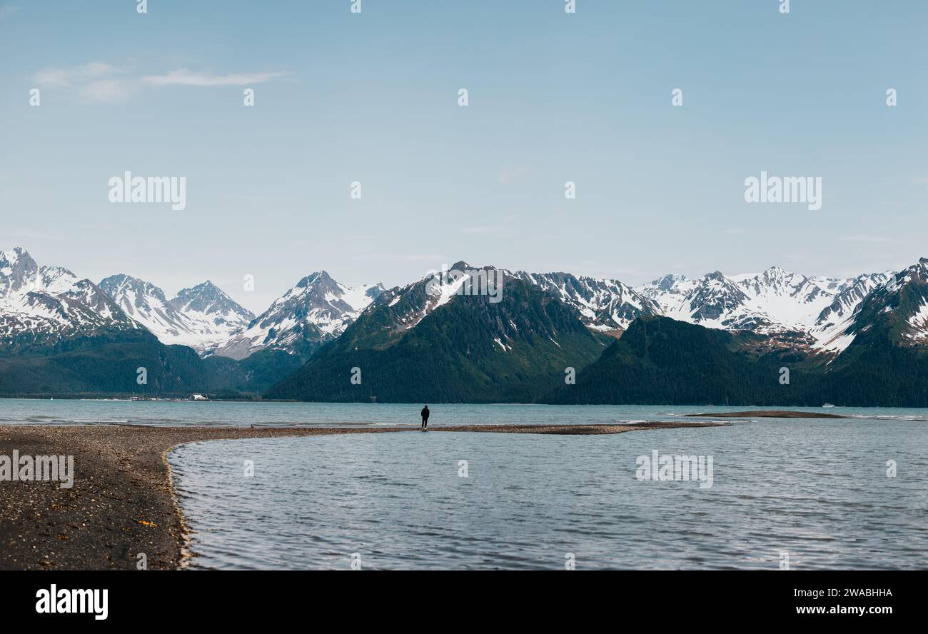 Personne se tient devant la montagne pour donner une perspective de la taille de la montagne. Banque D'Images