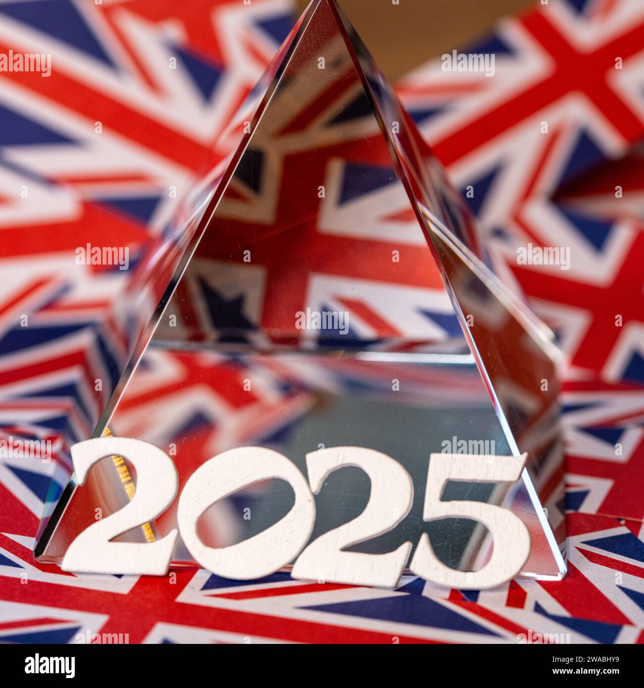Les numéros 2025 prêtés contre la pyramide de cristal sur le dessus de Union Jack Paper Banque D'Images