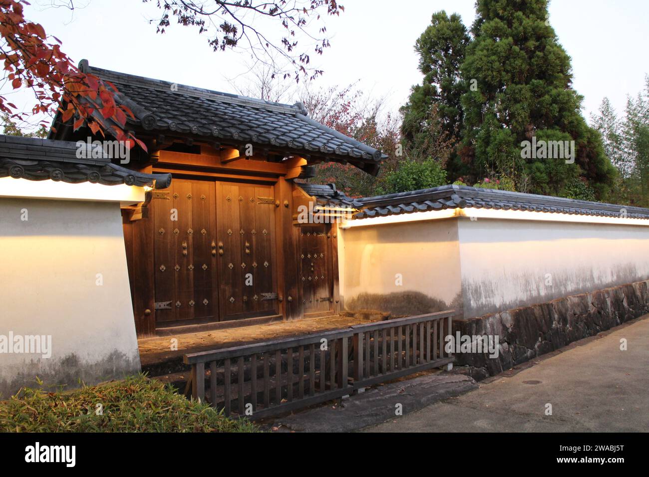 Portail en bois et illumination du jardin Koko-en au crépuscule, Himeji, Japon Banque D'Images