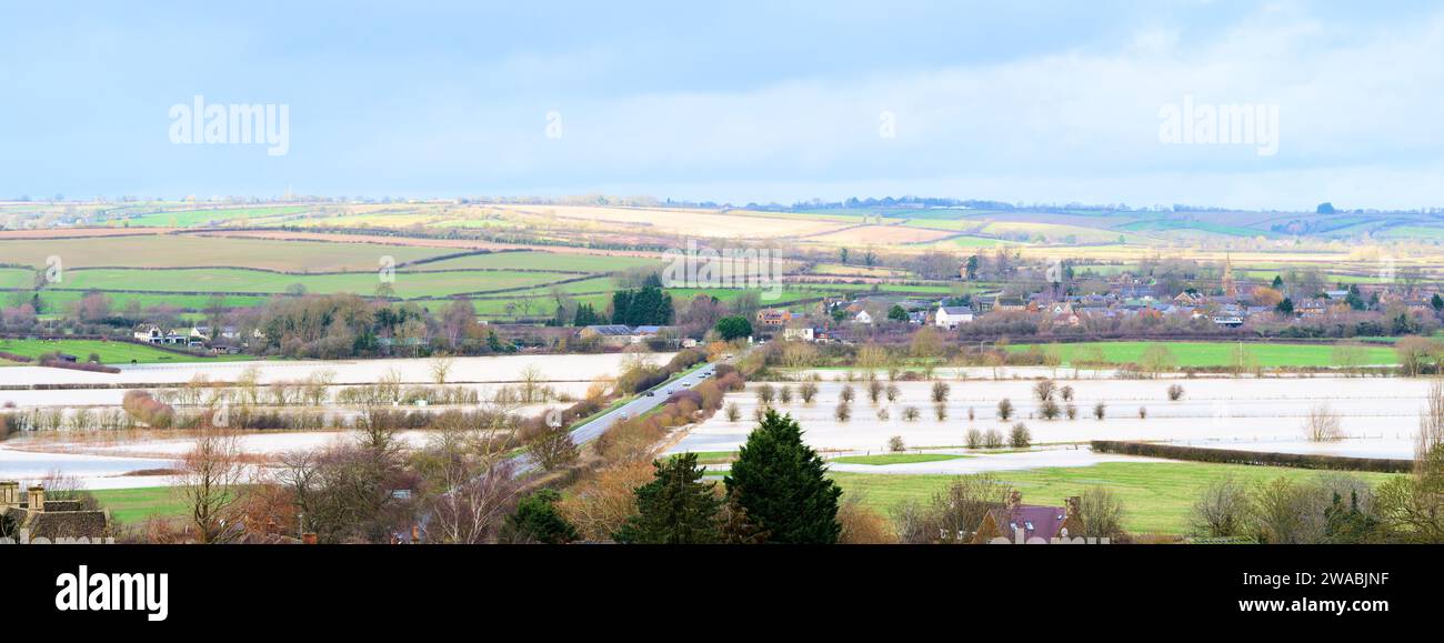 Les champs inondés dans la campagne de la vallée de Welland près de Corby, Northamptonshire, Angleterre, le 3 janvier 2024. Banque D'Images