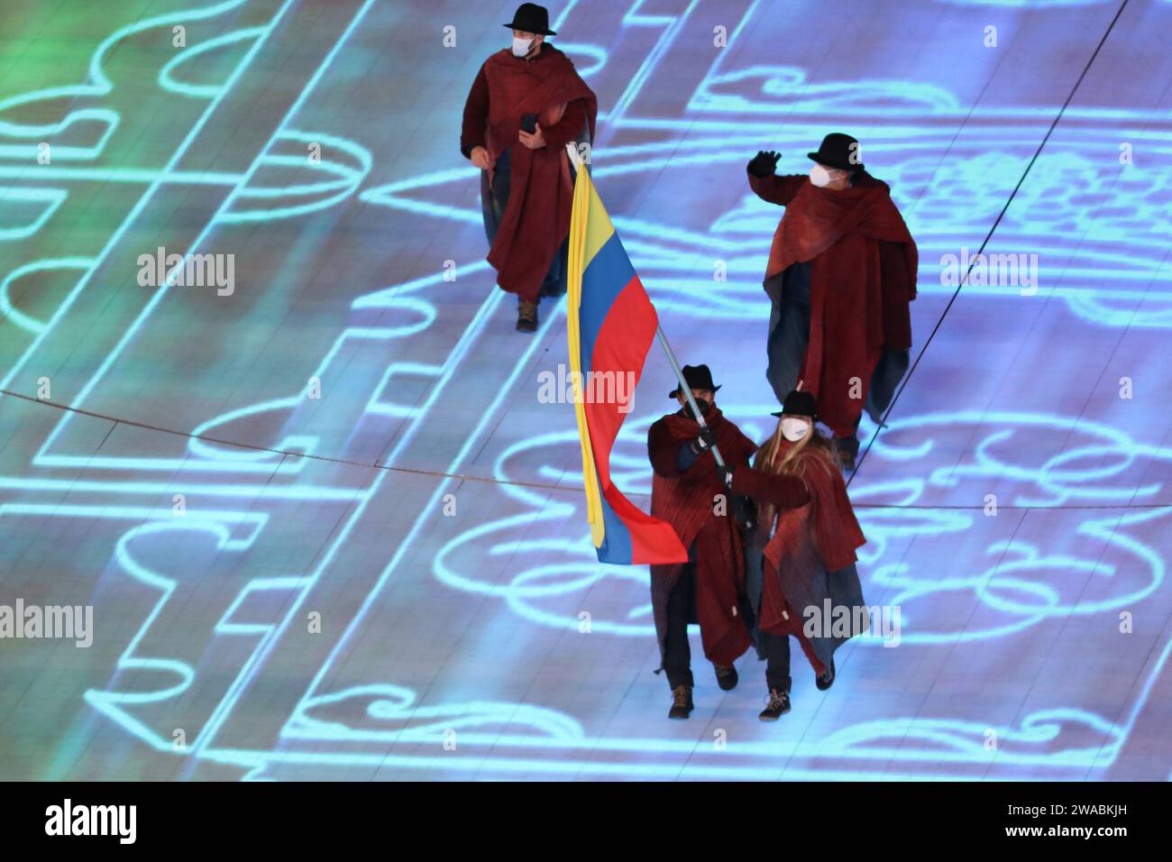 4 FÉVRIER 2022 - Pékin, Chine : Laura Gomez et Carlos Andres Quintana sont les porte-drapeaux de Team Colombia lors de la Parade des Nations à l'ouverture Banque D'Images