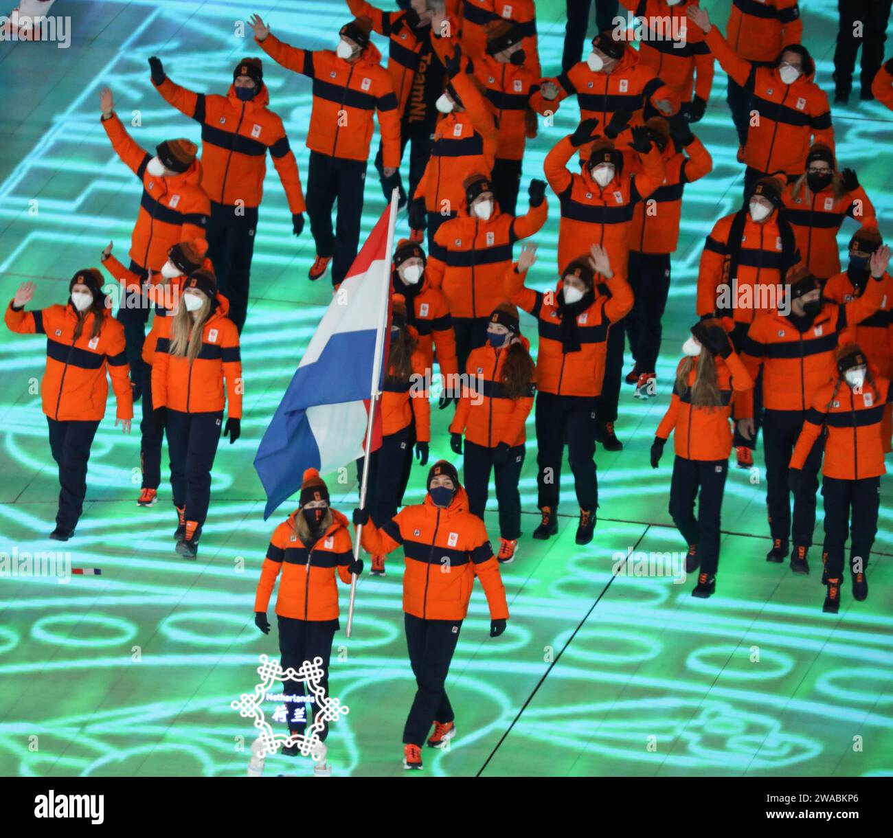 4 FÉVRIER 2022 - Pékin, Chine : Lindsay van Zundert et Kjeld Nuis sont les porte-drapeaux de l'équipe des pays-Bas lors de la Parade des Nations à l'ouverture Banque D'Images