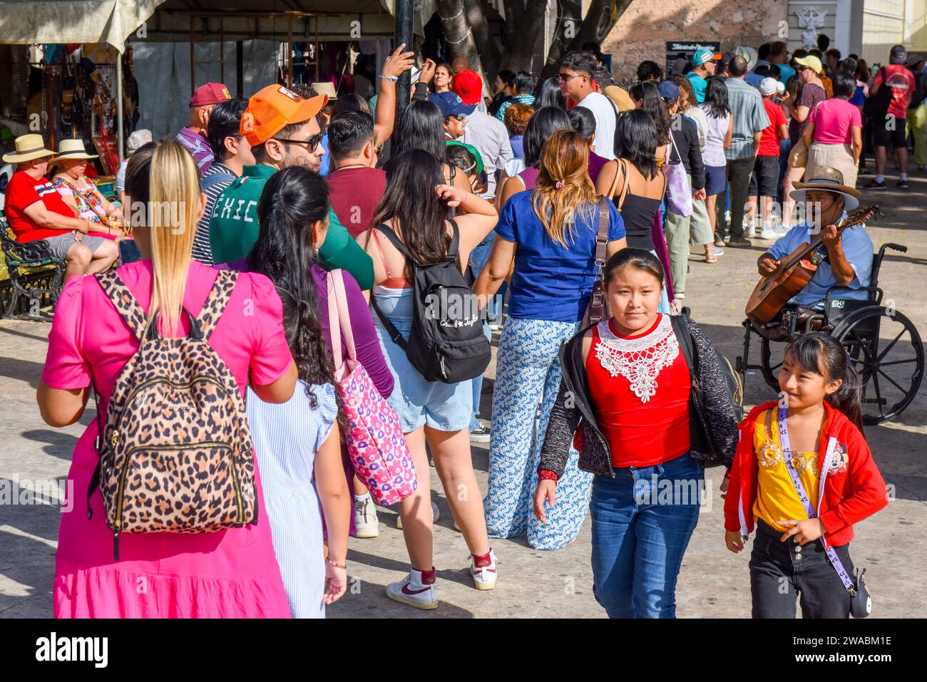 Touristes debout dans la ligne de Plaza Grande centre-ville de Merida Mexique Banque D'Images