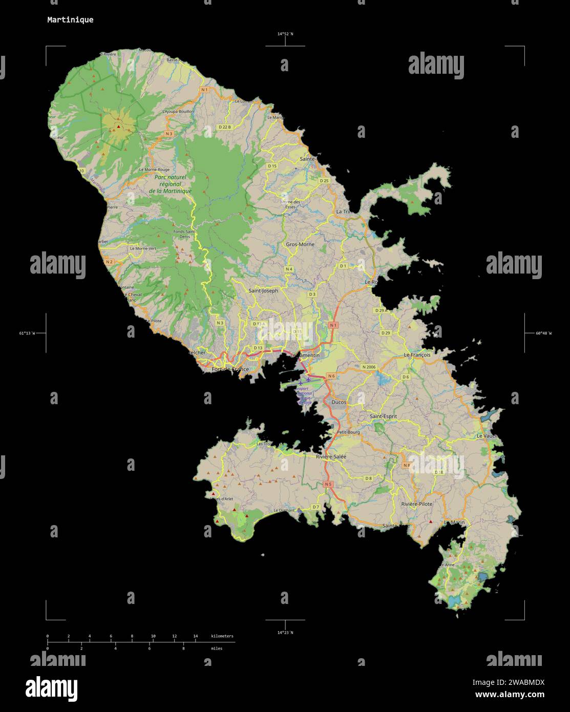 Forme d'une carte topographique de style OSM standard de la Martinique, avec échelle de distance et coordonnées de la frontière de la carte, isolée sur noir Banque D'Images