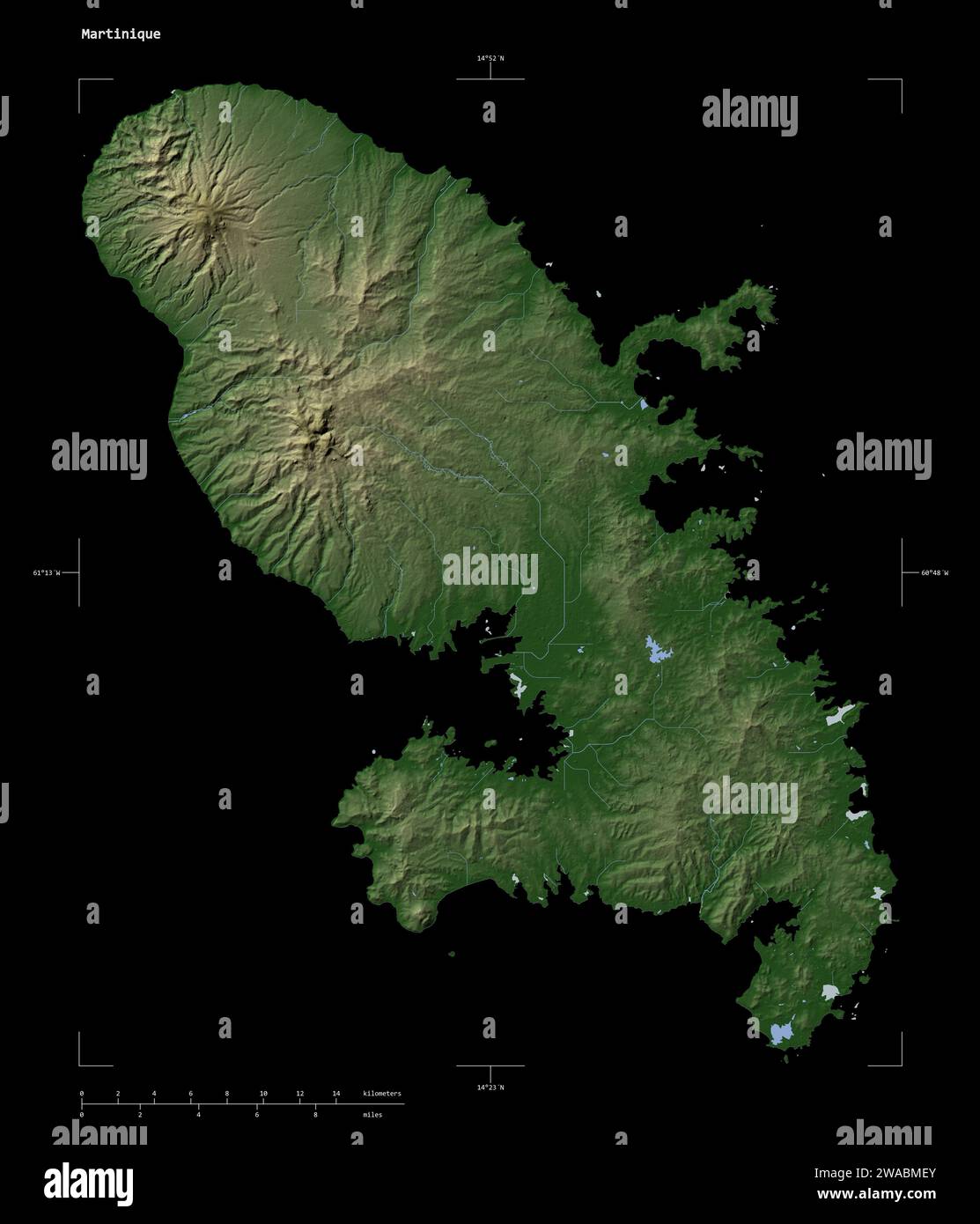 Forme d'une carte d'altitude en couleur pâle avec les lacs et rivières de la Martinique, avec échelle de distance et coordonnées de la frontière de la carte, isolé sur noir Banque D'Images