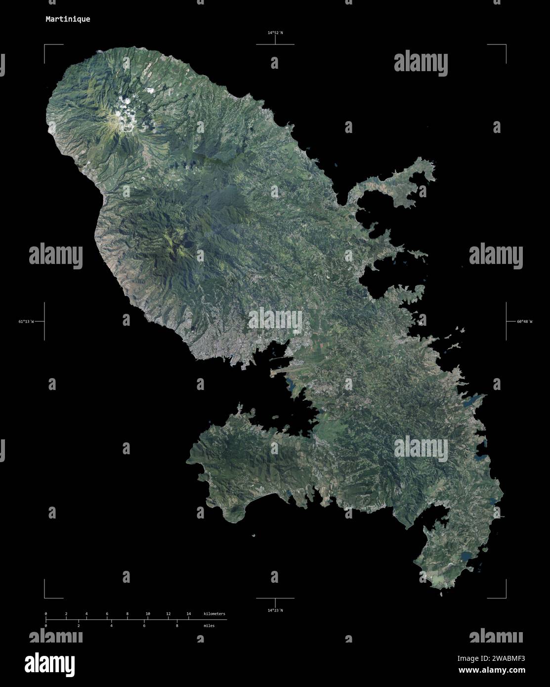 Forme d'une carte satellite à haute résolution de la Martinique, avec échelle de distance et coordonnées de la frontière de la carte, isolée sur noir Banque D'Images