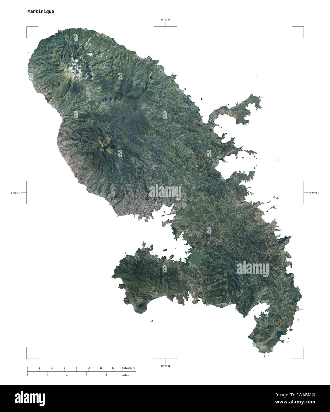 Forme d'une carte satellite à haute résolution de la Martinique, avec échelle de distance et coordonnées de la frontière de la carte, isolé sur blanc Banque D'Images