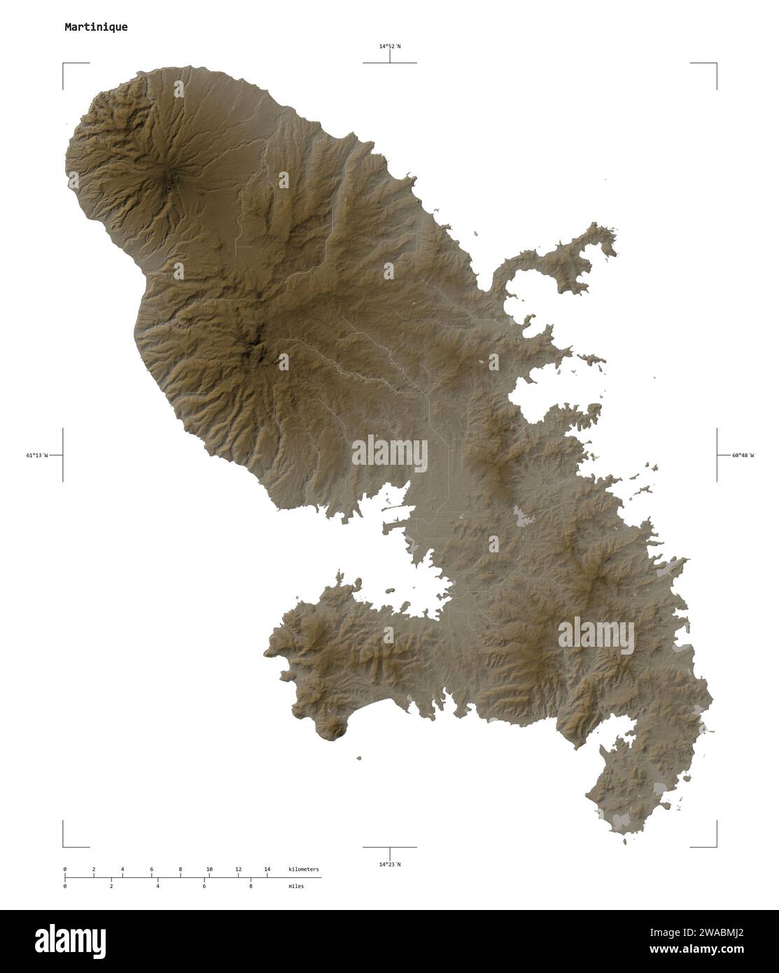Forme d'une carte altimétrique colorée en tons sépia avec des lacs et rivières de la Martinique, avec échelle de distance et coordonnées de la frontière de la carte, isolé sur W Banque D'Images