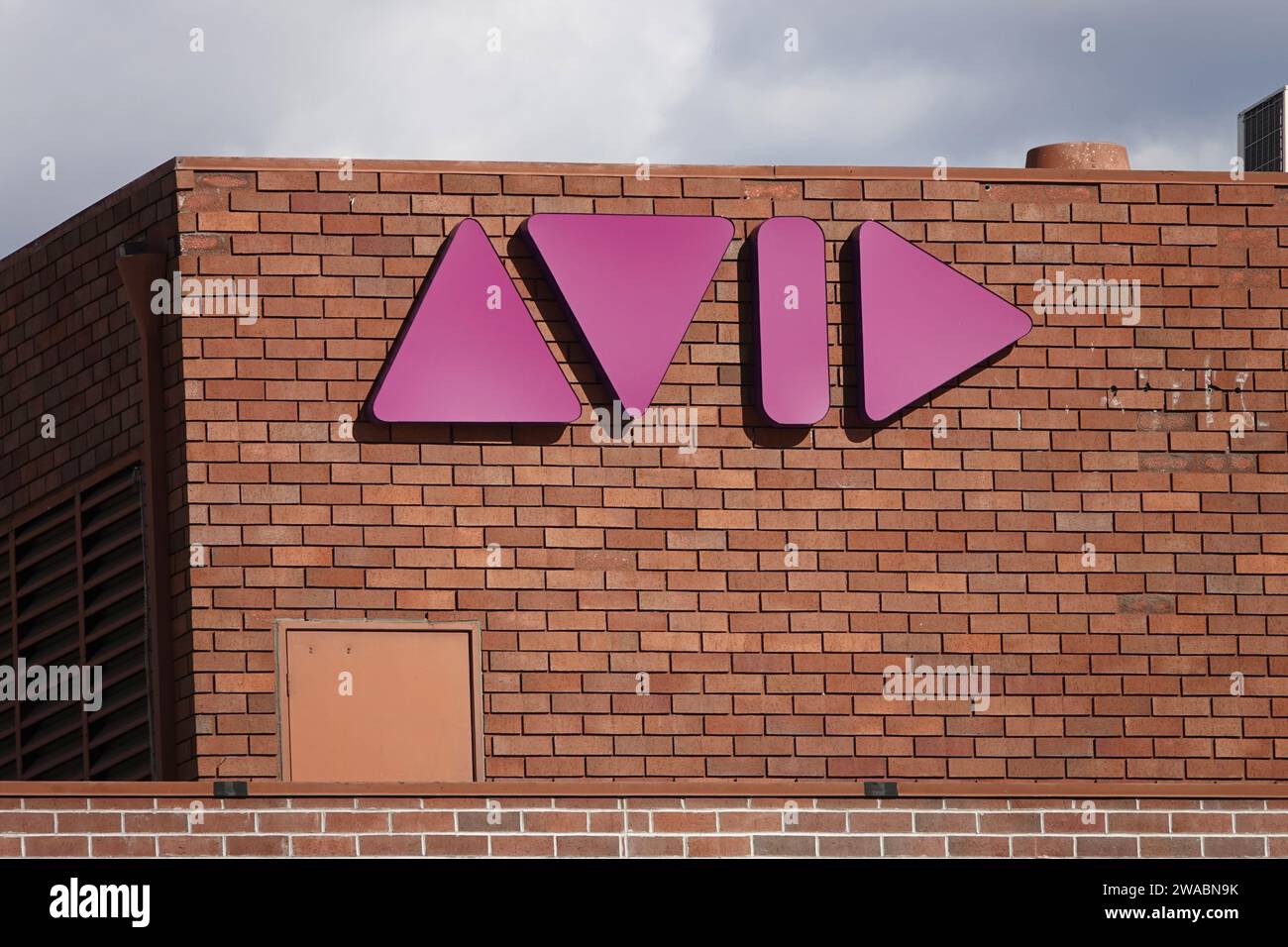 Burbank, Californie, États-Unis - 24 décembre 2019 : le logo d'une société Avid Technology est affiché sur le côté du bureau régional de Los Angeles de la société. Banque D'Images