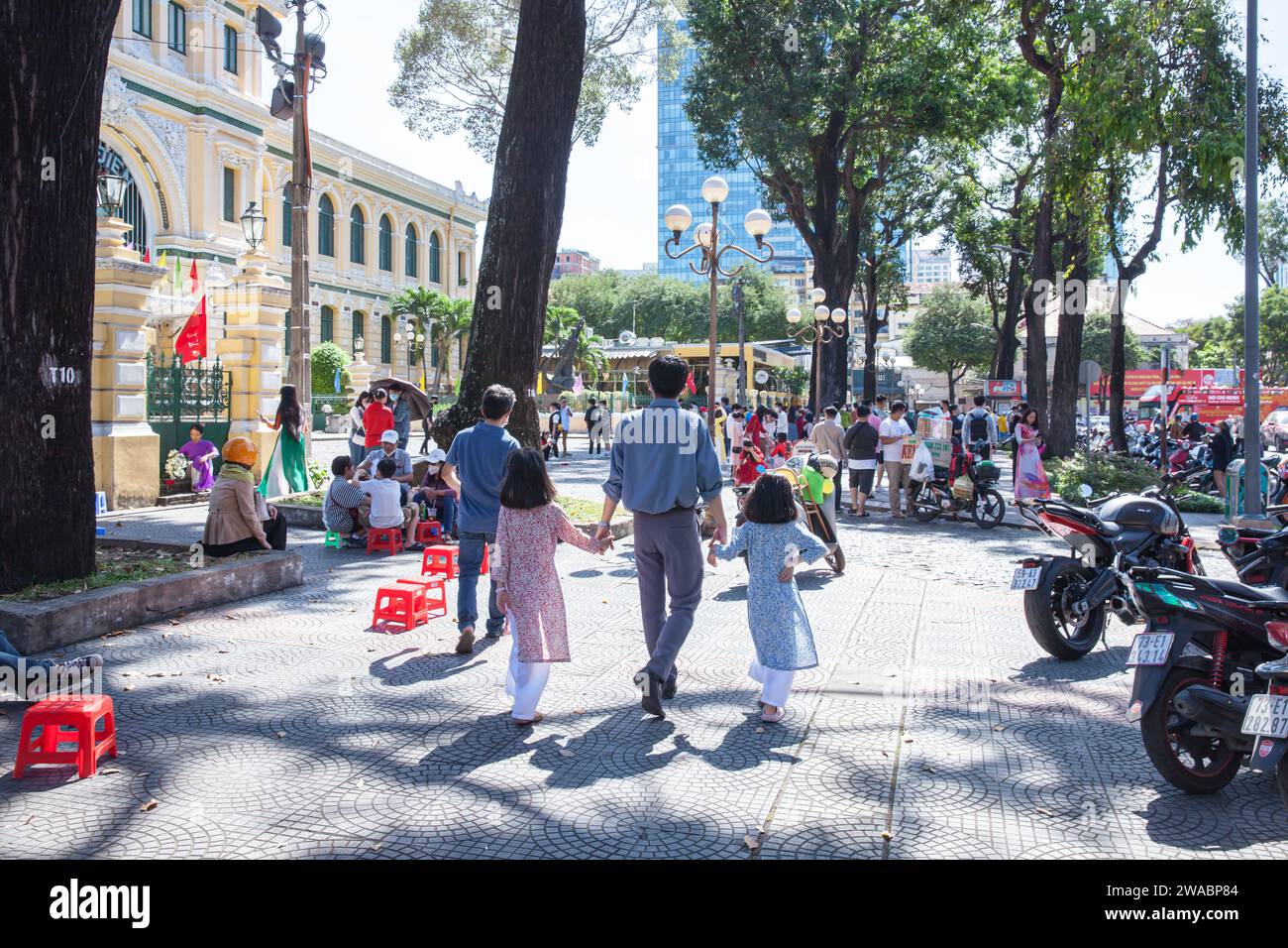 Ho Chi Minh ville, Vietnam, 2 2022 février : les gens traînent devant le bureau de poste de Ho Chi Minh ville le jour de l'an lunaire Banque D'Images