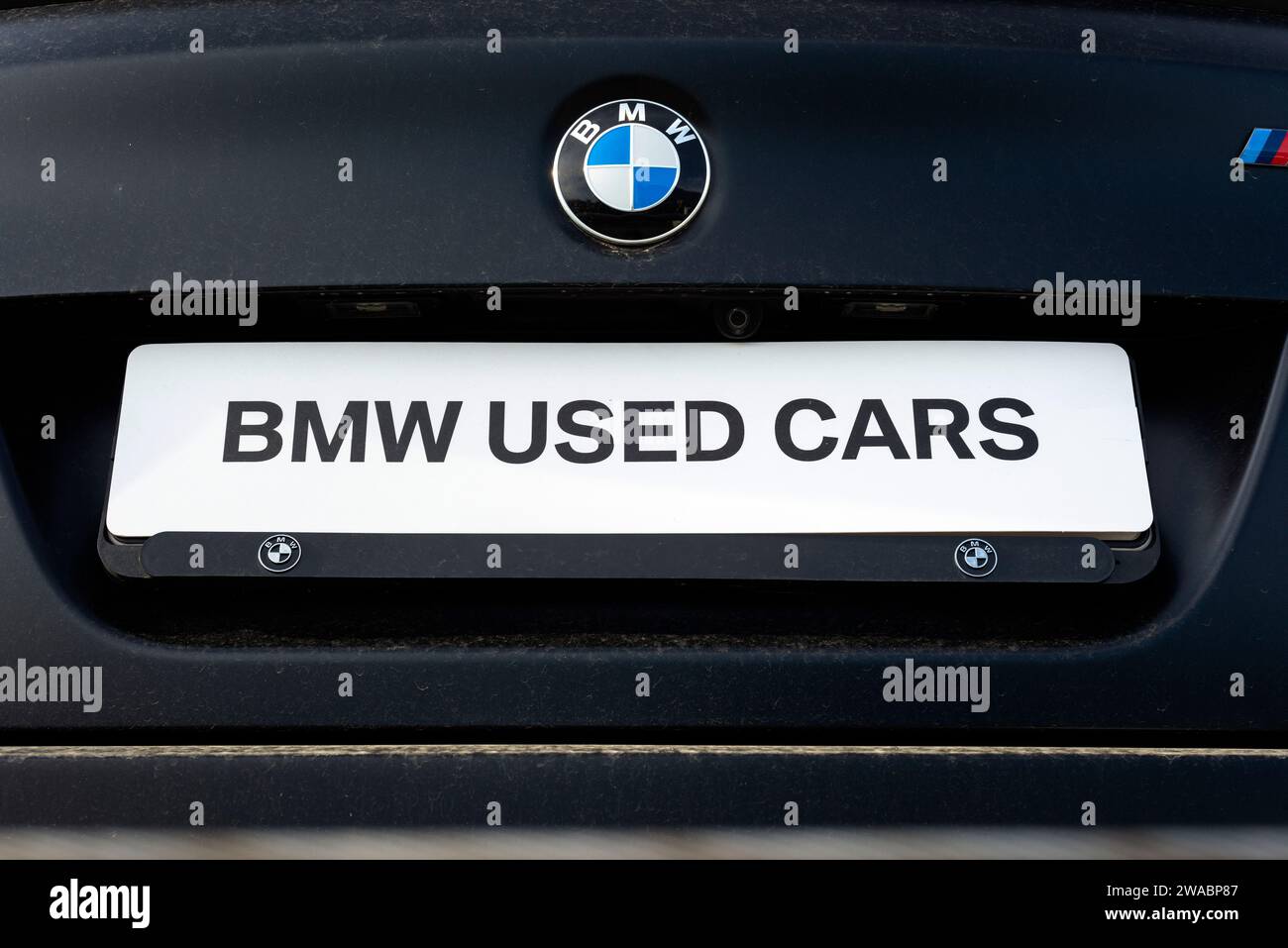 Logo BMW à l'arrière d'une plaque d'immatriculation non identifiée de BMW Used Cars Banque D'Images
